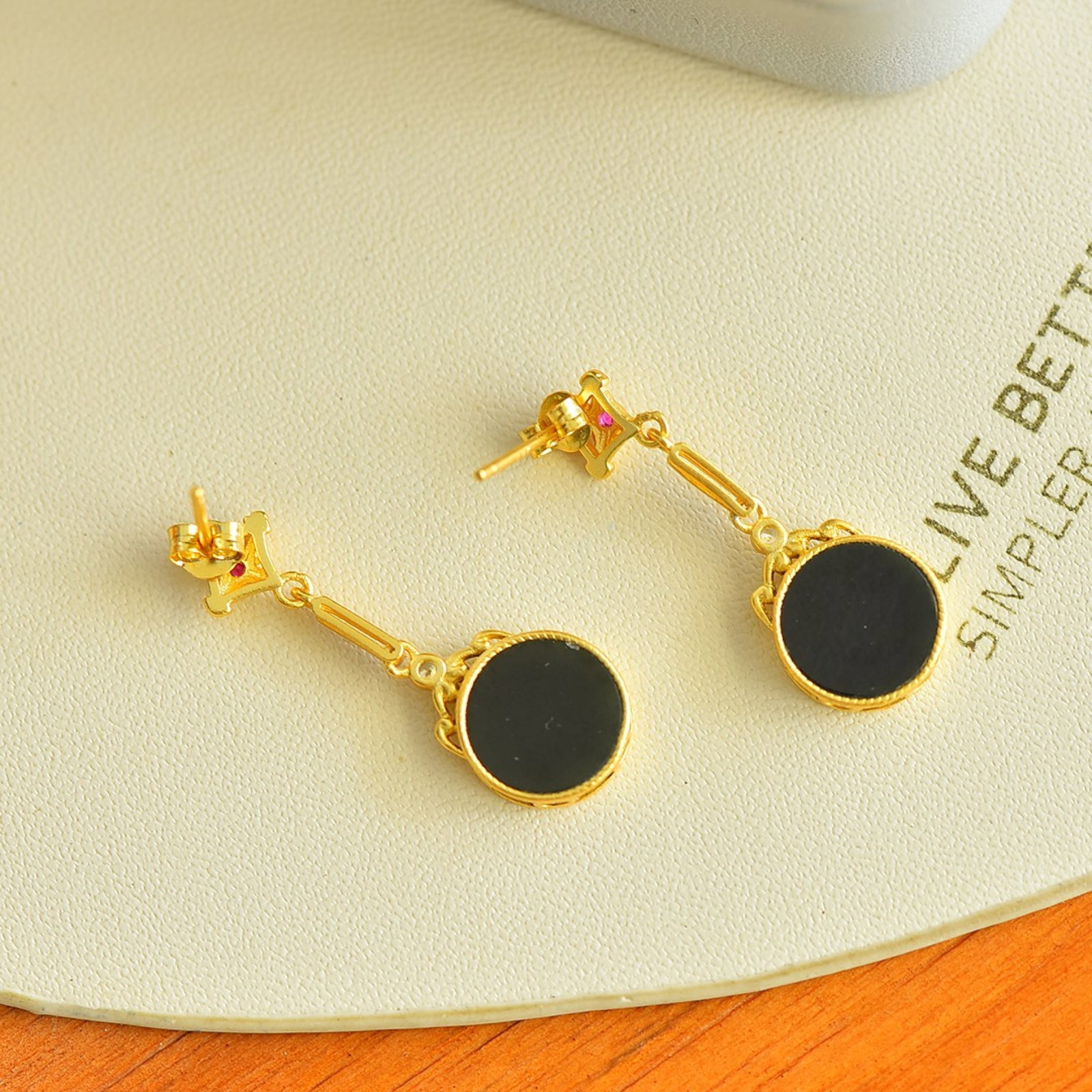 A Pair of Exquisite Sterling Silver-Gold Plated Inlaid Black Jade Earrings: A Pair of Sterling Silver-Gold Plated Inlaid Black Jade Earrings , Size :10mmx10mms 一对纯银镀金镶黑玉耳环,尺寸:10mmx10mm
