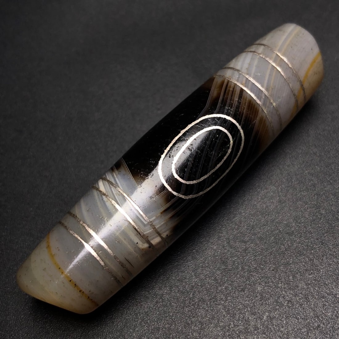 An Exquisite Dzi Bead Pendant,Inlaid Silver wire: An Exquisite Dzi Bead Pendant,Inlaid Silver wire,Size:60mmx15mm,Weight:22.4g 天珠挂件,嵌银丝