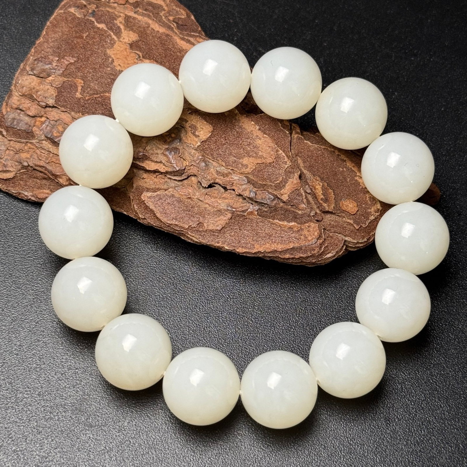 An Exquisite White Jade Bracelets: An Exquisite White Jade Bracelets,Qing Dynasty,China,Size:15mm,Total Weight:72g 白玉手串,中国清代