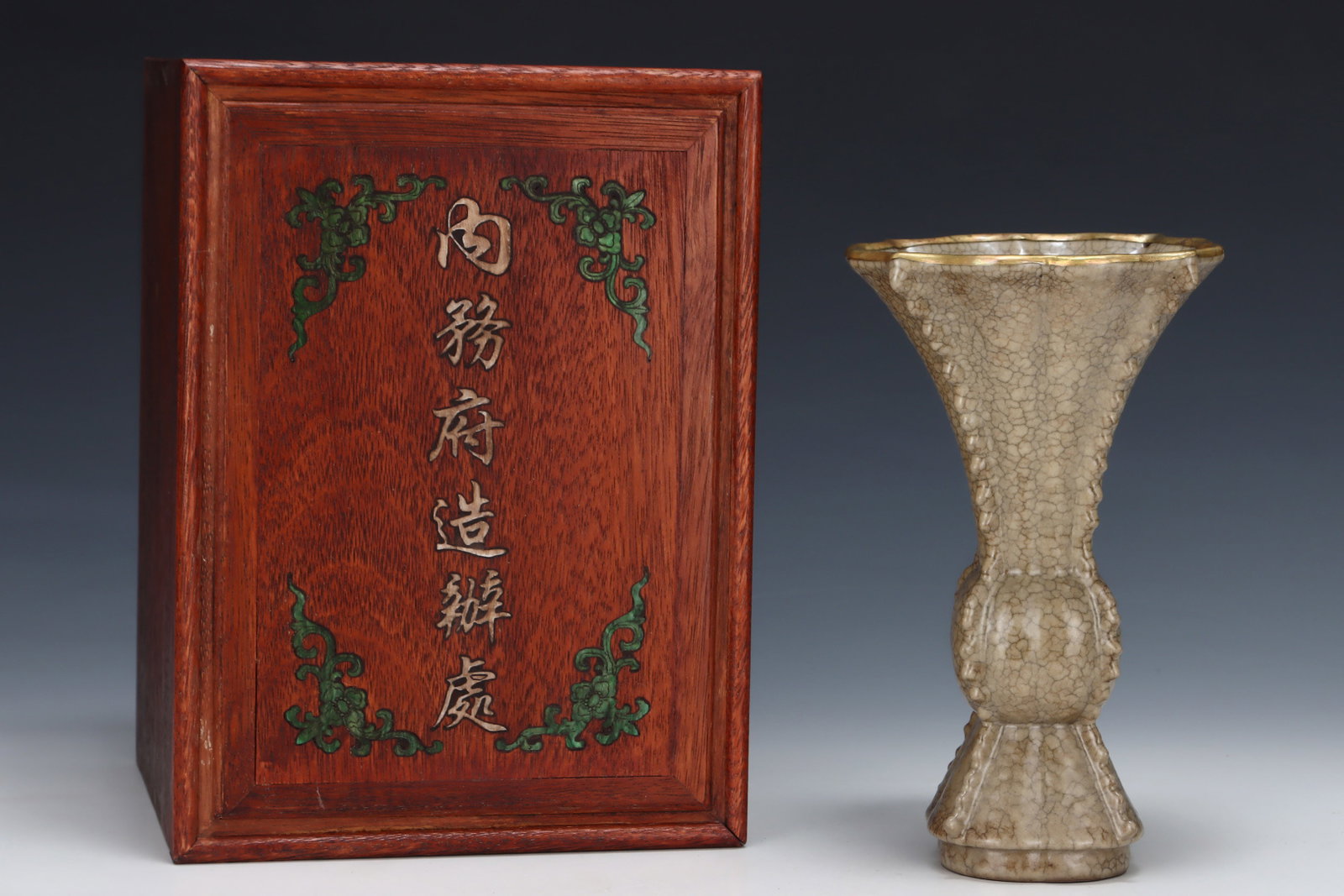 An Exquisite Ge yao Cover with Gold Vase,with an Imperial Poem by Emperor Qianlong: An Exquisite Ge yao Cover with Gold Vase,with an Imperial Poem by Emperor Qianlong,Song Dynasty,China,Size:9.3inx5.5in 哥窑金口瓶,带乾隆御题
