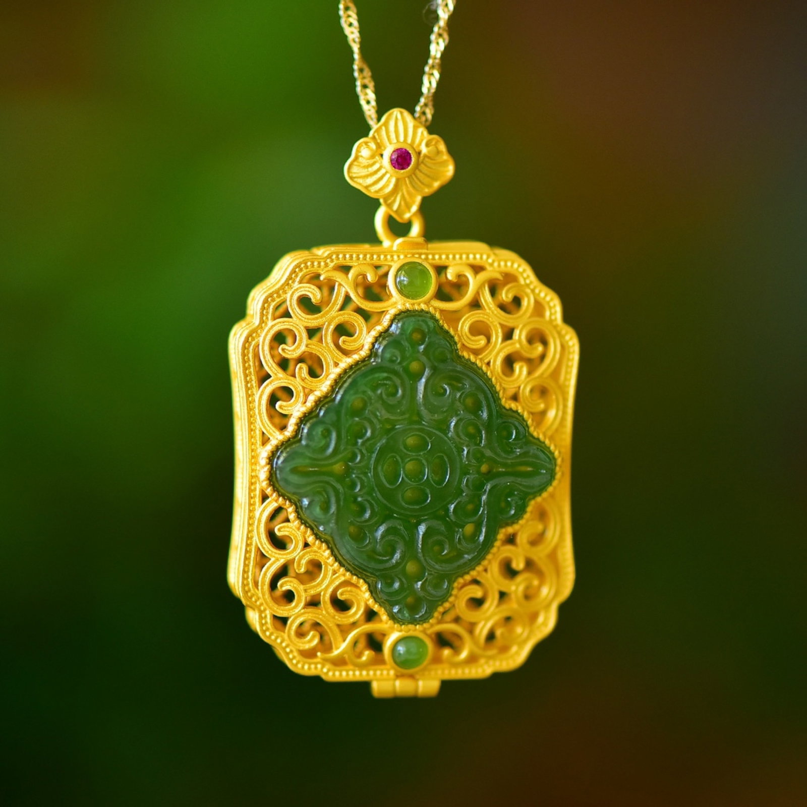 An Exquisite Sterling Silver-Gold Plated Inlaid Jasper Pendant: An Exquisite Sterling Silver-Gold Plated Inlaid Jasper Pendant,Size:24mmx27mm 纯银镀金镶碧玉吊坠