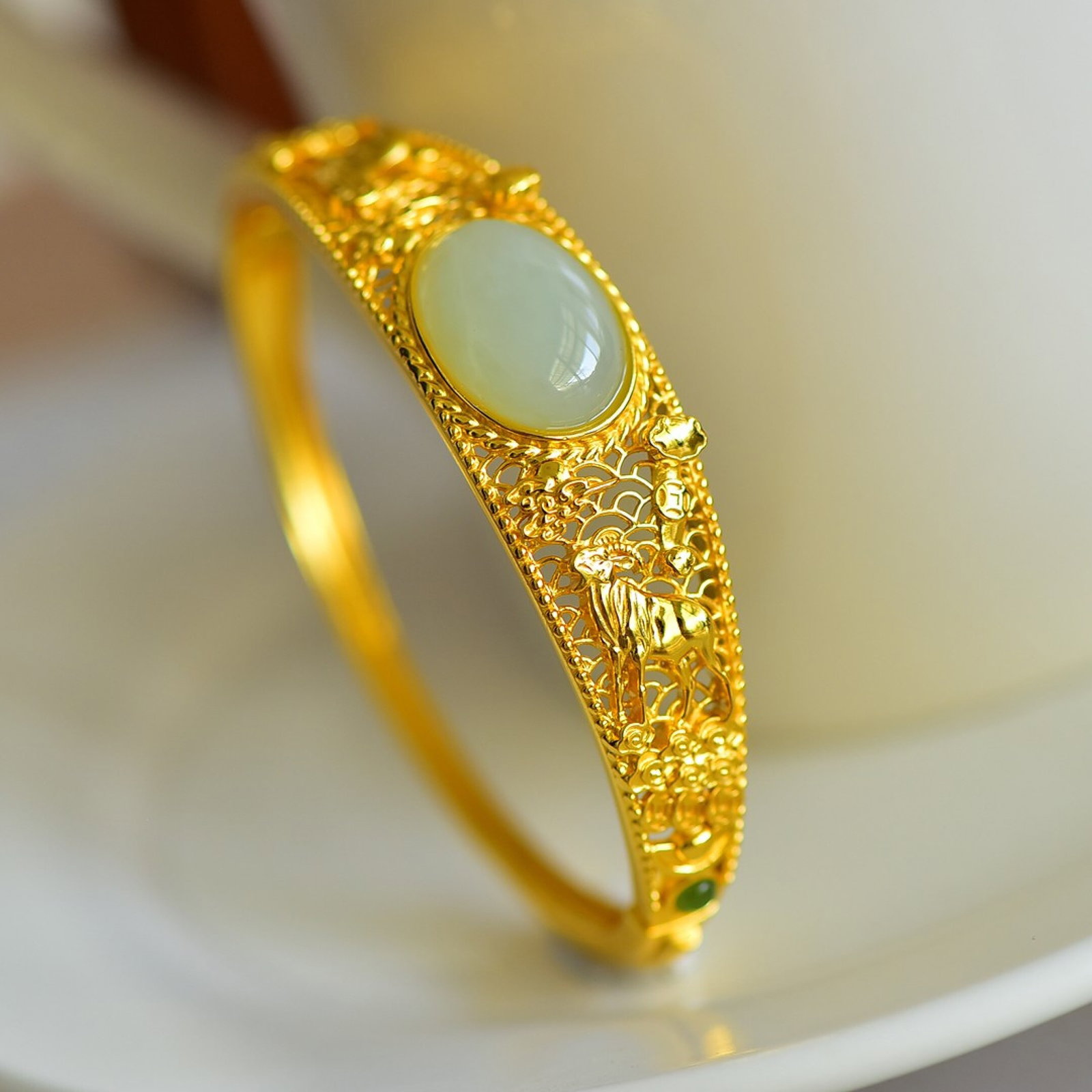 An Exquisite Sterling Silver-Gold Plated Inlaid White Jade Bracelets,Inlaid Jasper: An Exquisite Sterling Silver-Gold Plated Inlaid White Jade Bracelets,Inlaid Jasper,Size:13mmx18mm 纯银镀金镶白玉手镯,嵌碧玉