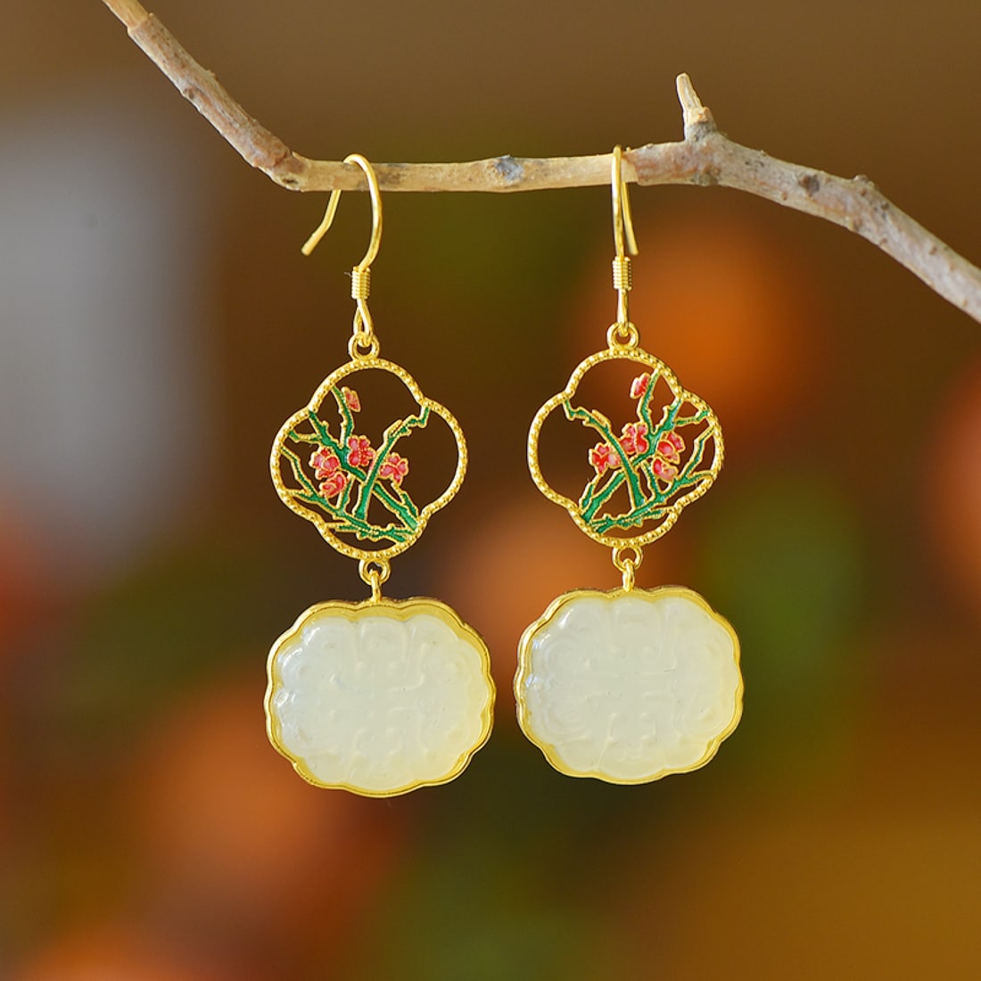 A Pair of Exquisite Sterling Silver-Gold Plated Inlaid White Jade Enamel Earrings: A Pair of Exquisite Sterling Silver-Gold Plated Inlaid White Jade Enamel Earrings,Size:14mmx17mm 一对纯银镀金镶白玉珐琅耳环