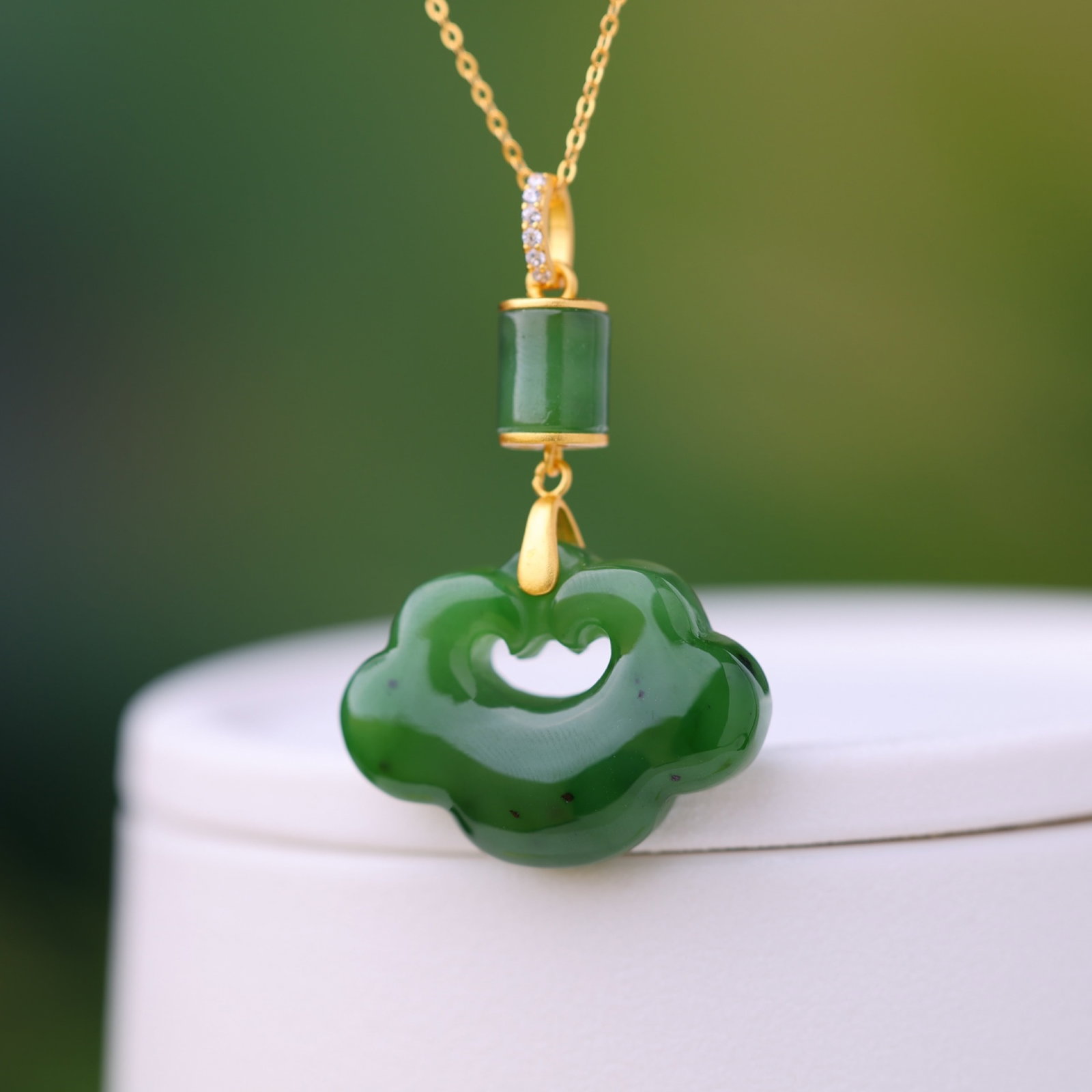 An Exquisite Sterling Silver-Gold Plated Inlaid Jasper Pendant: An Exquisite Sterling Silver-Gold Plated Inlaid Jasper Pendant,Size:17mmx24mm 纯银镀金镶碧玉吊坠