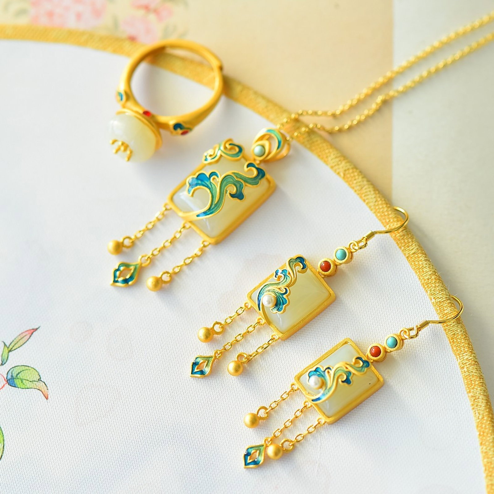 A Set of Fine Sterling Silver-Gold Plated Inlaid White Jade Jewelrys: A Set of Fine Sterling Silver-Gold Plated Inlaid White Jade Jewelrys 一套纯银镀金镶白玉首饰