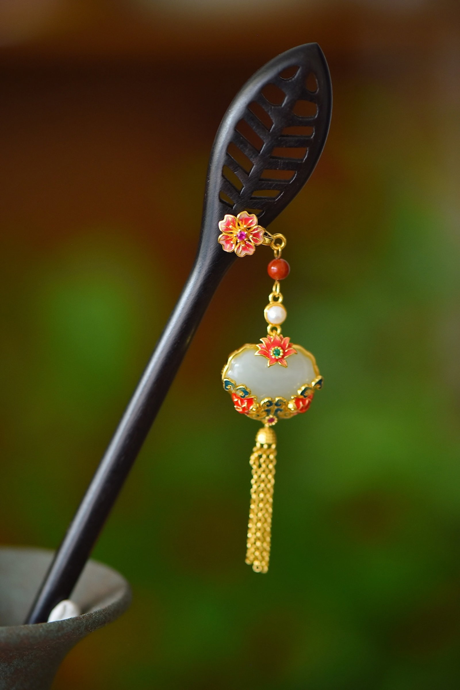 An Exquisite Sterling Silver-Gold Plated Inlaid White Jade Enamel Ebony Hairpin: An Exquisite Sterling Silver-Gold Plated Inlaid White Jade Enamel Ebony Hairpin,Size:13mmx18mm 纯银镀金镶白玉珐琅黑檀木发&