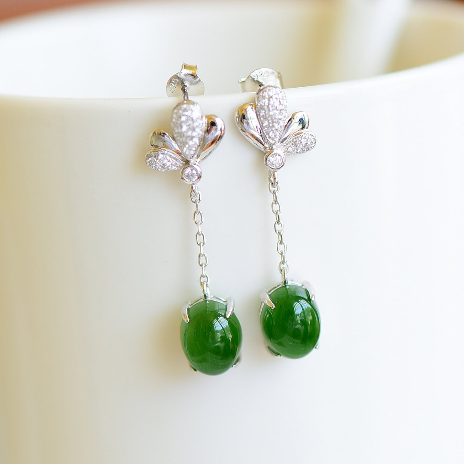 A Pair of Exquisite Sterling Silver Inlaid Jasper Earrings,Inlaid Diamond: A Pair of Exquisite Sterling Silver Inlaid Jasper Earrings,Inlaid Diamond,Size:8mmx10mm 一对纯银镶碧玉耳环,嵌钻石