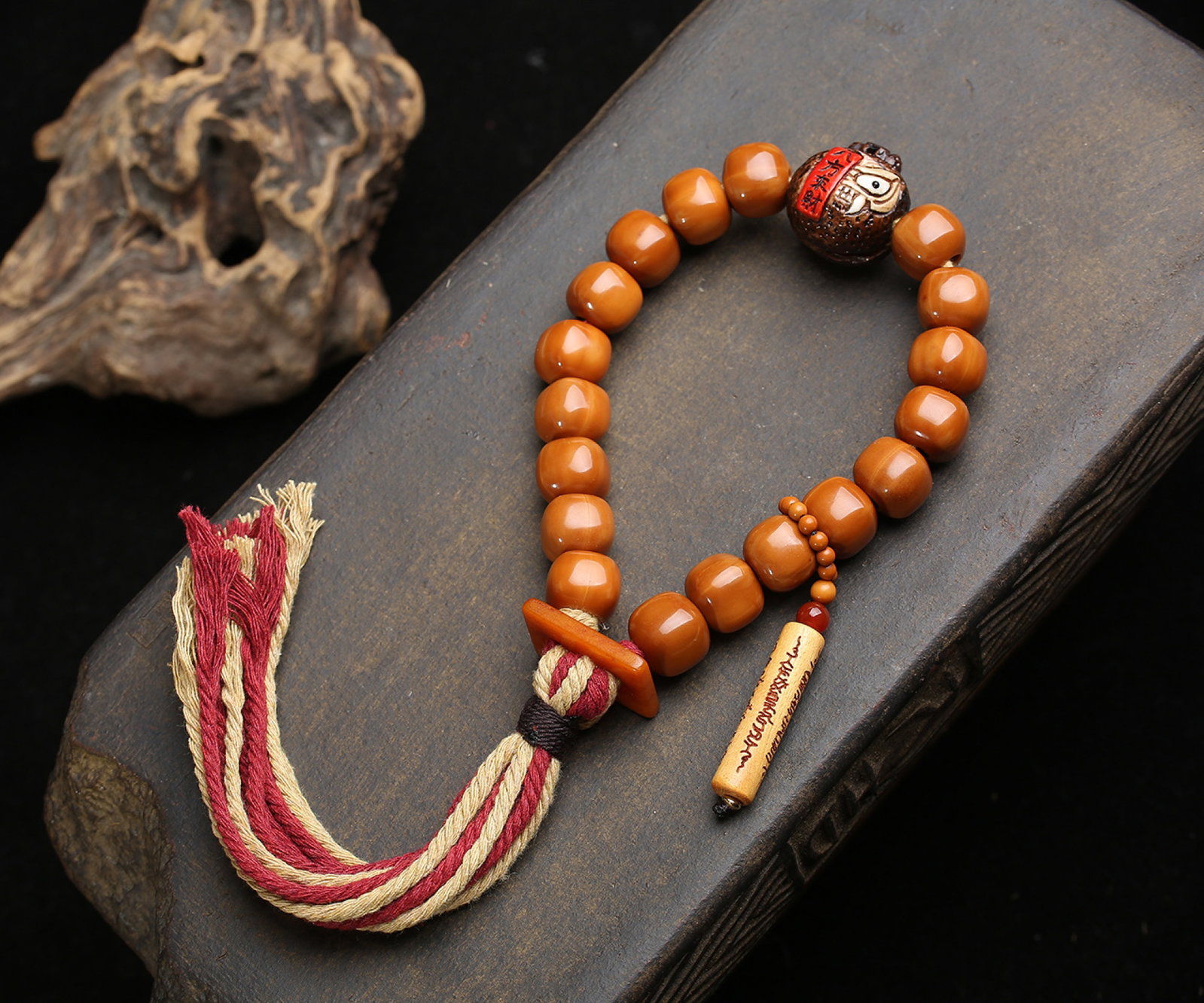 An Exquisite Walnut Bracelets: An Exquisite Walnut Bracelets,Size:14mmx13mm,Weight:52g 核桃手串
