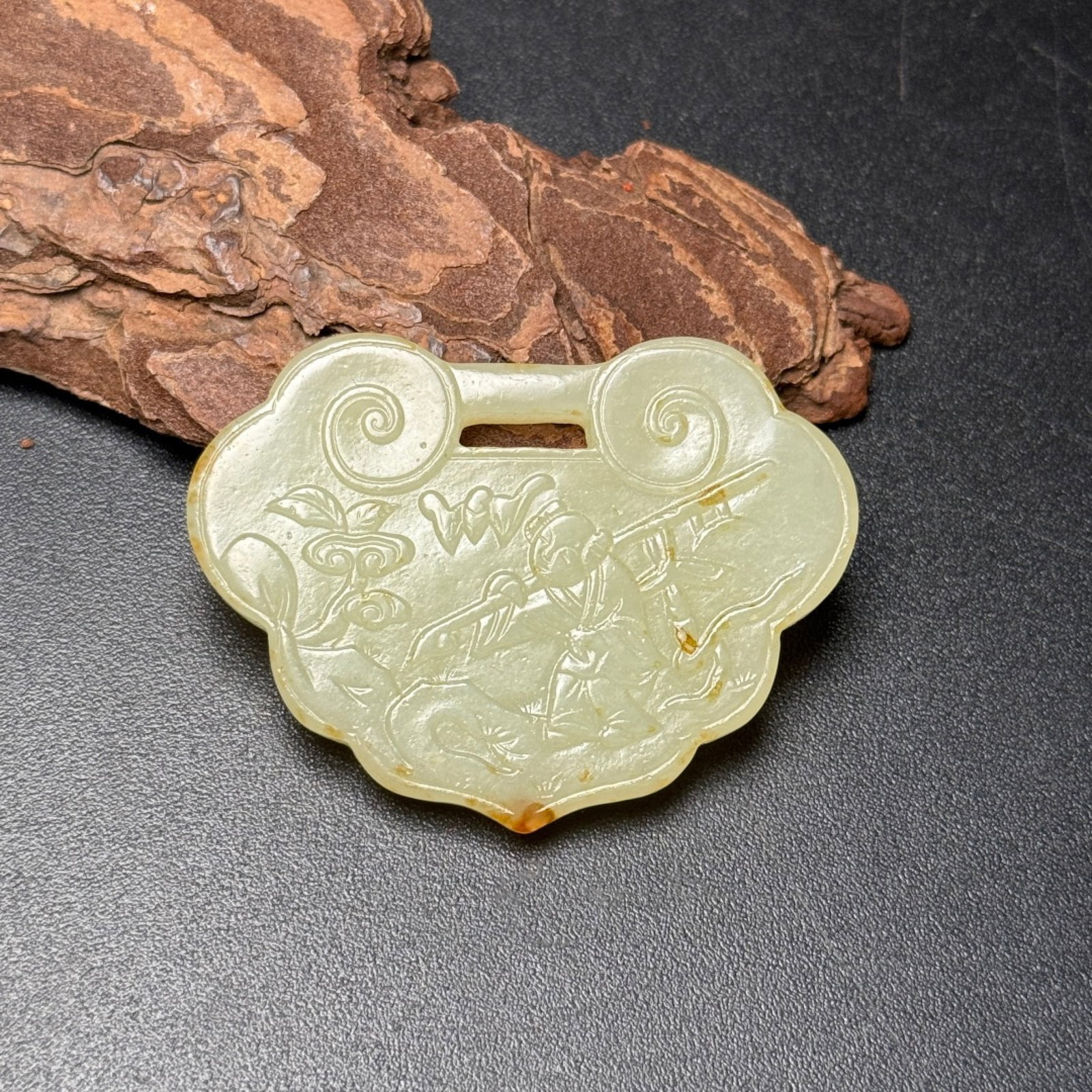 An Exquisite White Jade Figure Pattern Pendant: An Exquisite White Jade Figure Pattern Pendant,Qing Dynasty,China,Size:52mmx39mmx5.5mm,Weight:20g 白玉人物纹挂件,中国清代