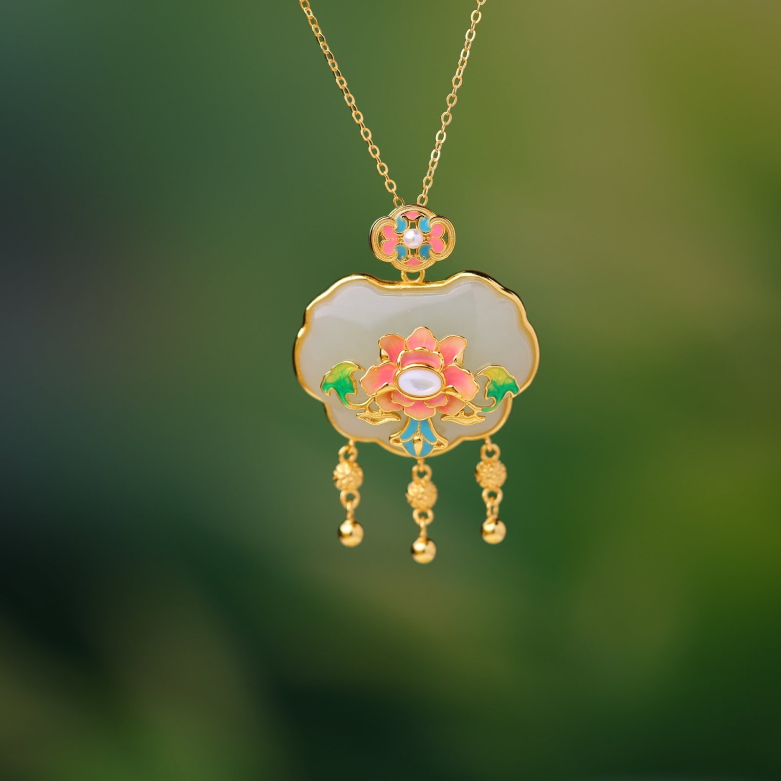 An Exquisite Sterling Silver-Gold Plated Inlaid White Jade Pendant,Inlaid Pearls: An Exquisite Sterling Silver-Gold Plated Inlaid White Jade Pendant,Inlaid Pearls,Size:21mmx28mm 纯银镀金镶白玉吊坠,嵌珍珠