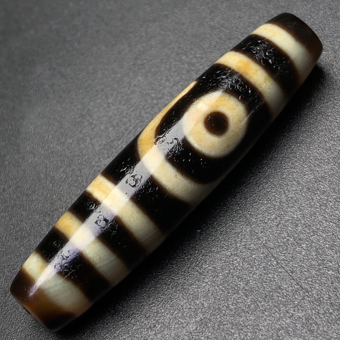 An Exquisite Two Eyes Dzi Bead Pendant: An Exquisite Two Eyes Dzi Bead Pendant,Size:49mmx11mm,Weight:10g 两眼天珠挂件