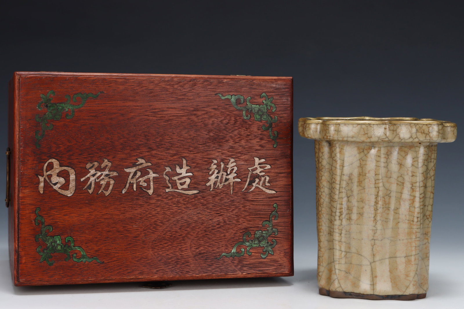 An Exquisite Ge yao Cover with Gold Basin,with an Imperial Poem by Emperor Qianlong: An Exquisite Ge yao Cover with Gold Basin,with an Imperial Poem by Emperor Qianlong,Song Dynasty,China,Size:7.2inx6.5in 哥窑金口盆,带乾隆御题