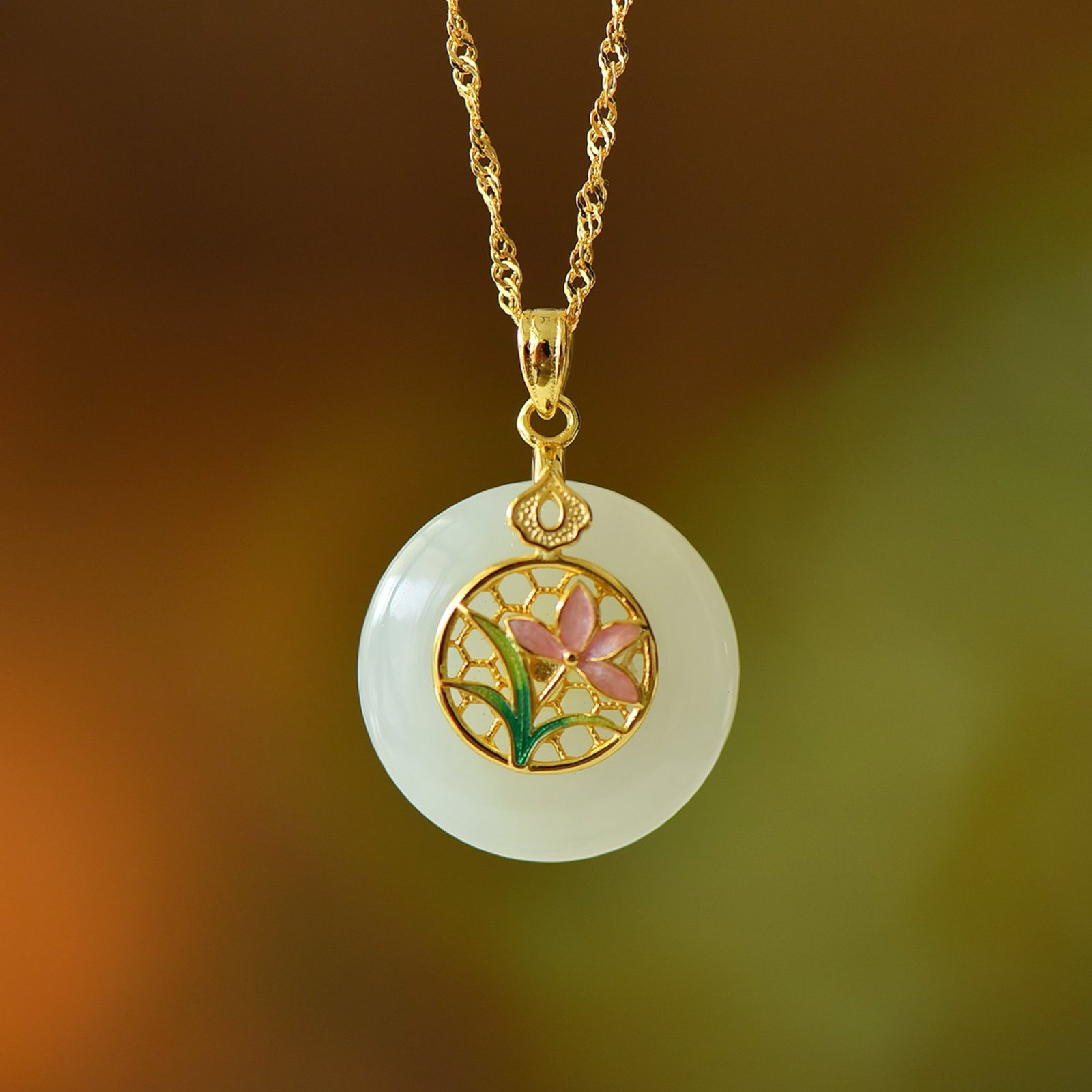 An Exquisite Sterling Silver-Gold Plated Inlaid White Jade Pendant: An Exquisite Sterling Silver-Gold Plated Inlaid White Jade Pendant,Size:18mmx18mm 纯银镀金镶白玉吊坠