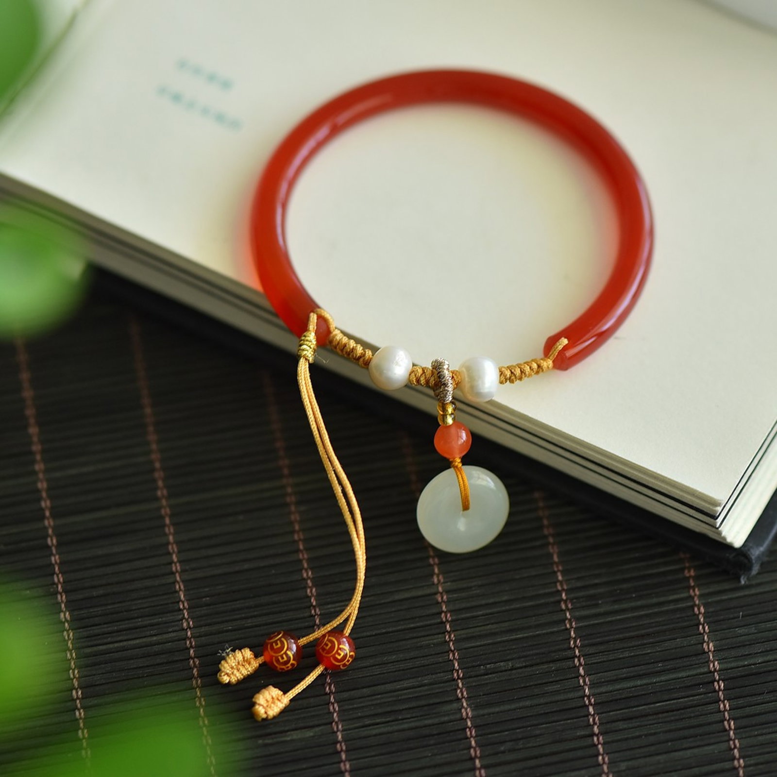 An Exquisite Agate Bracelets,With Pearls: An Exquisite Agate Bracelets,With Pearls 玛瑙手镯,配珍珠