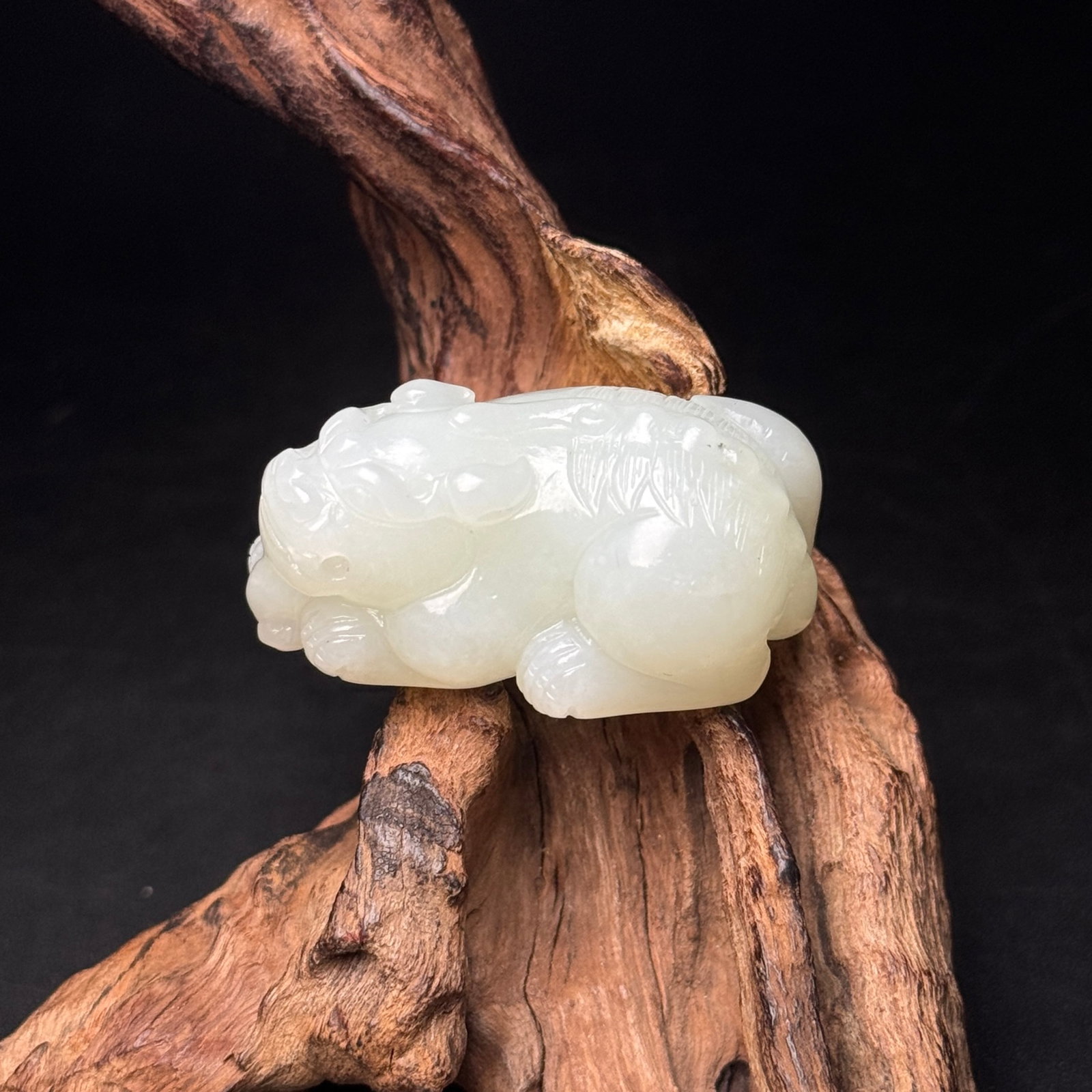 An Exquisite White Jade Auspicious Beast Pendant: An Exquisite White Jade Auspicious Beast Pendant,Qing Dynasty,China,Size:47mmx29mmx21mm,Weight:43g 白玉瑞兽挂件,中国清代