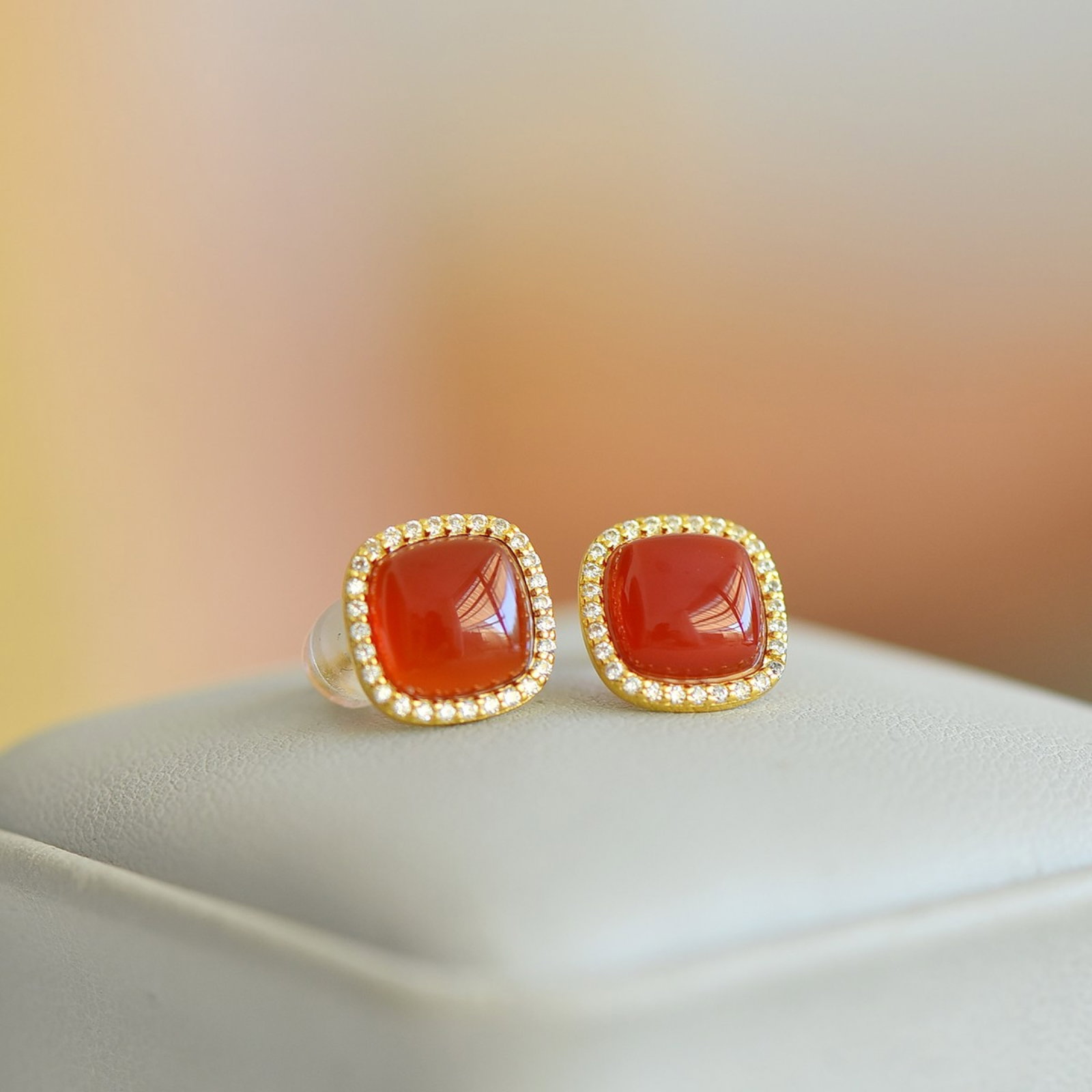 A Pair of Exquisite Sterling Silver-Gold Plated Inlaid Agate Earrings,Inlaid Diamond: A Pair of Exquisite Sterling Silver-Gold Plated Inlaid Agate Earrings,Inlaid Diamond,Size:8mmx8mm 一对纯银镀金镶玛瑙耳钉,嵌ż