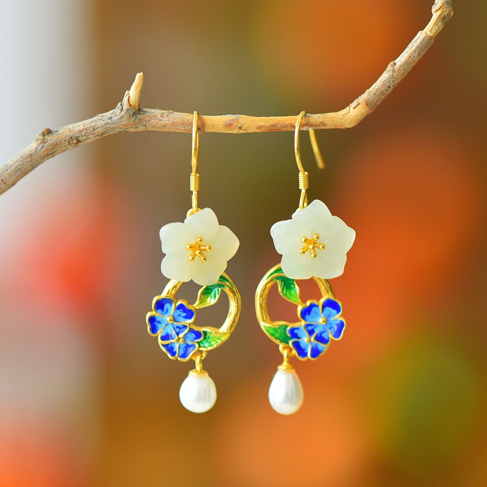 A Pair of Exquisite Sterling Silver-Gold Plated Inlaid White Jade Earrings: A Pair of Exquisite Sterling Silver-Gold Plated Inlaid White Jade Earrings,Size:12mmx12mm 一对纯银镀金镶白玉耳环