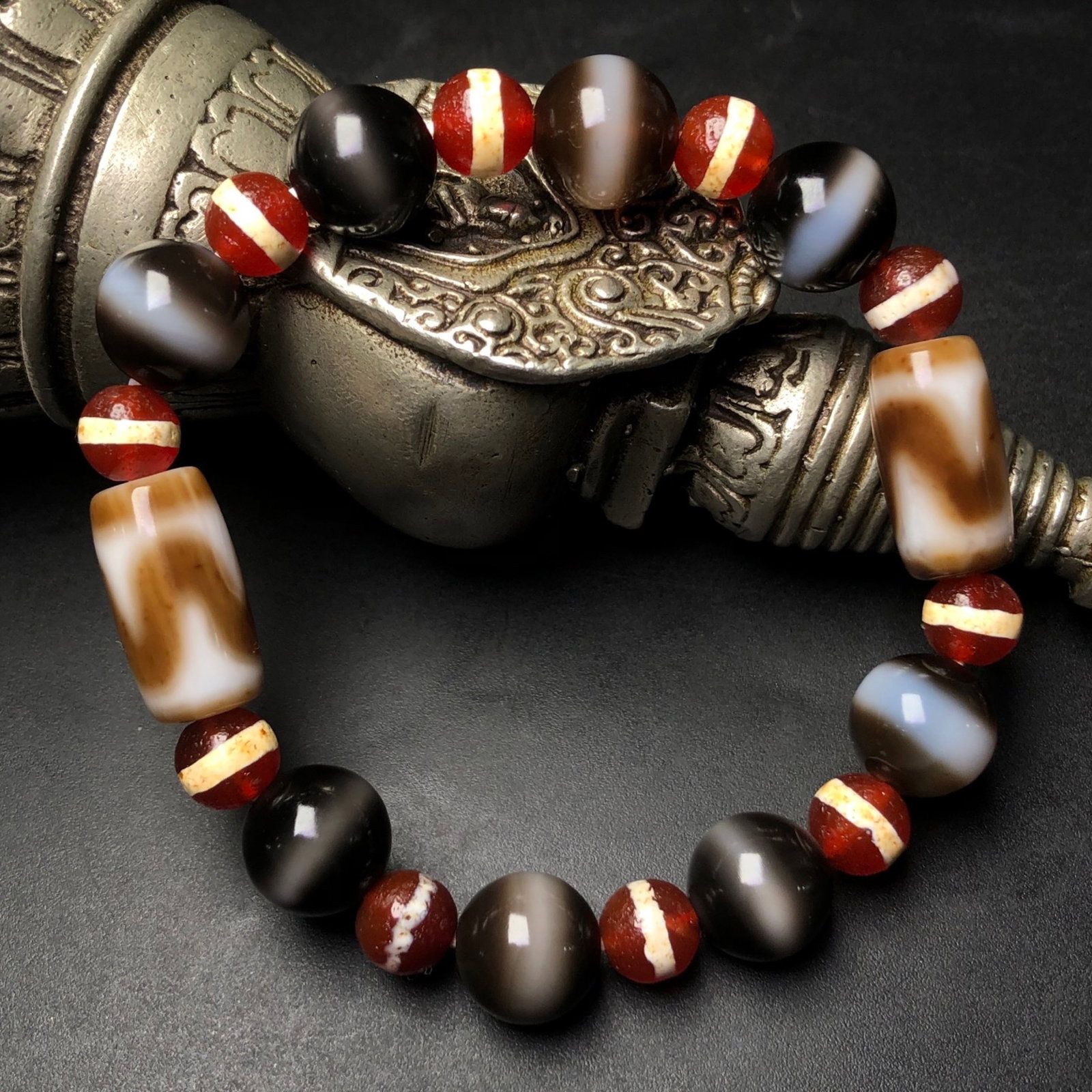 An Exquisite Dzi Bead Bracelets - 3