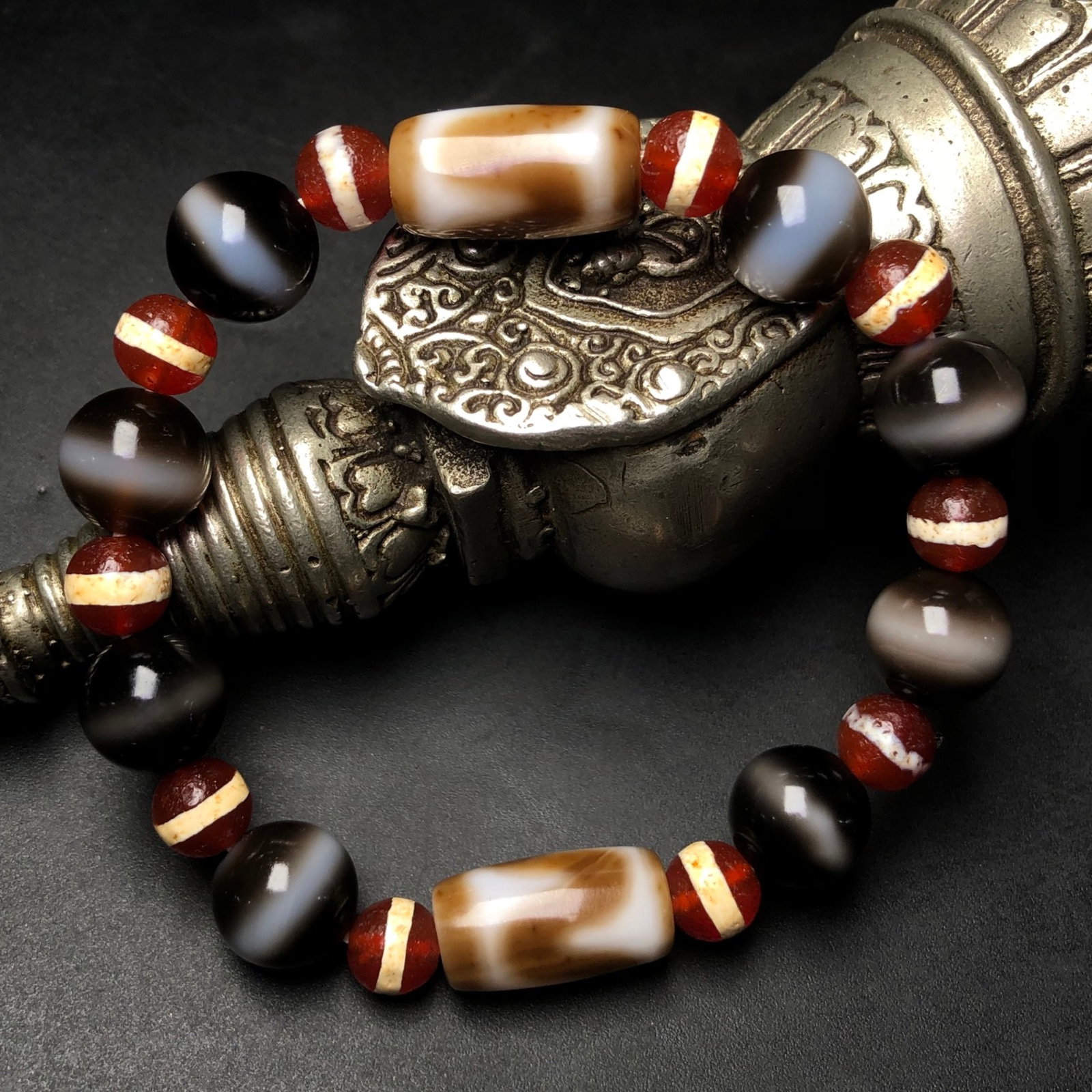 An Exquisite Dzi Bead Bracelets - 4