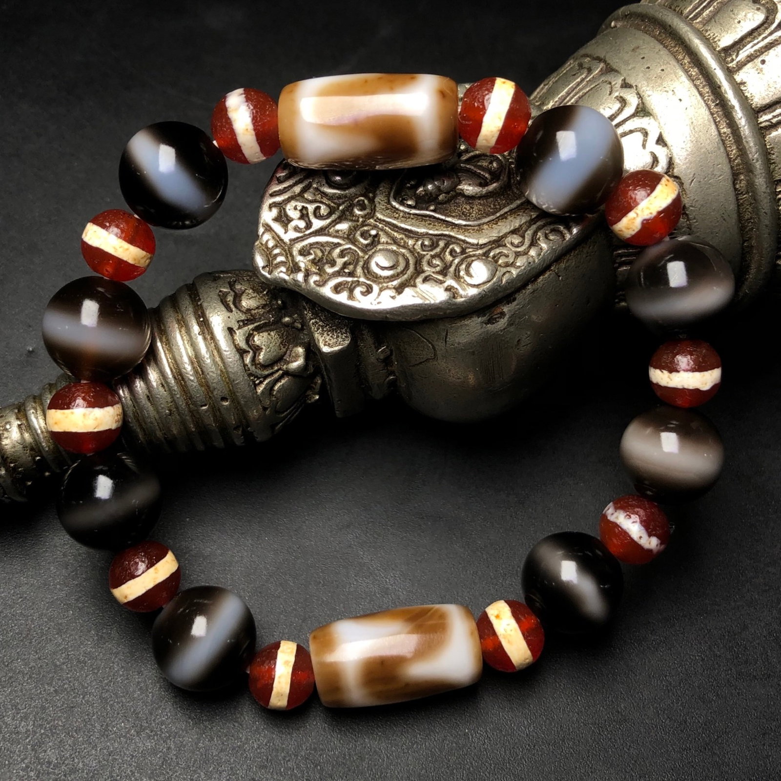 An Exquisite Dzi Bead Bracelets - 5