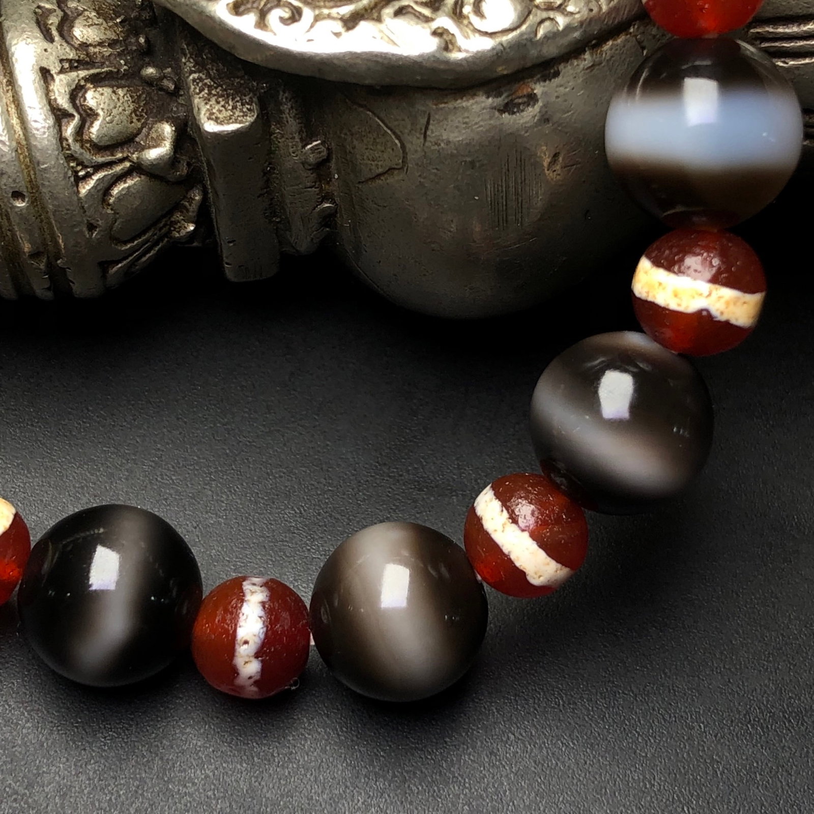 An Exquisite Dzi Bead Bracelets - 8