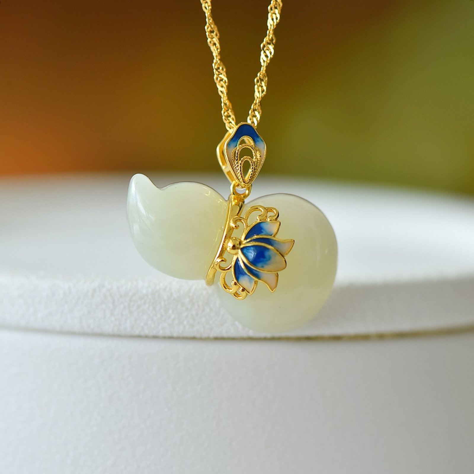 An Exquisite Sterling Silver-Gold Plated Inlaid White Jade Gourd Pendant: An Exquisite Sterling Silver-Gold Plated Inlaid White Jade Gourd Pendant,Size:15mmx25mm 纯银镀金镶白玉葫芦吊坠