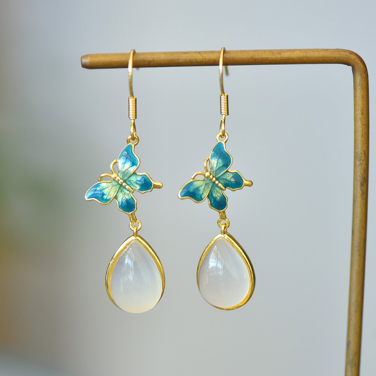 A Pair of Exquisite Earrings: A Pair of Exquisite Earrings,Size:10mmx14mm 一对耳环