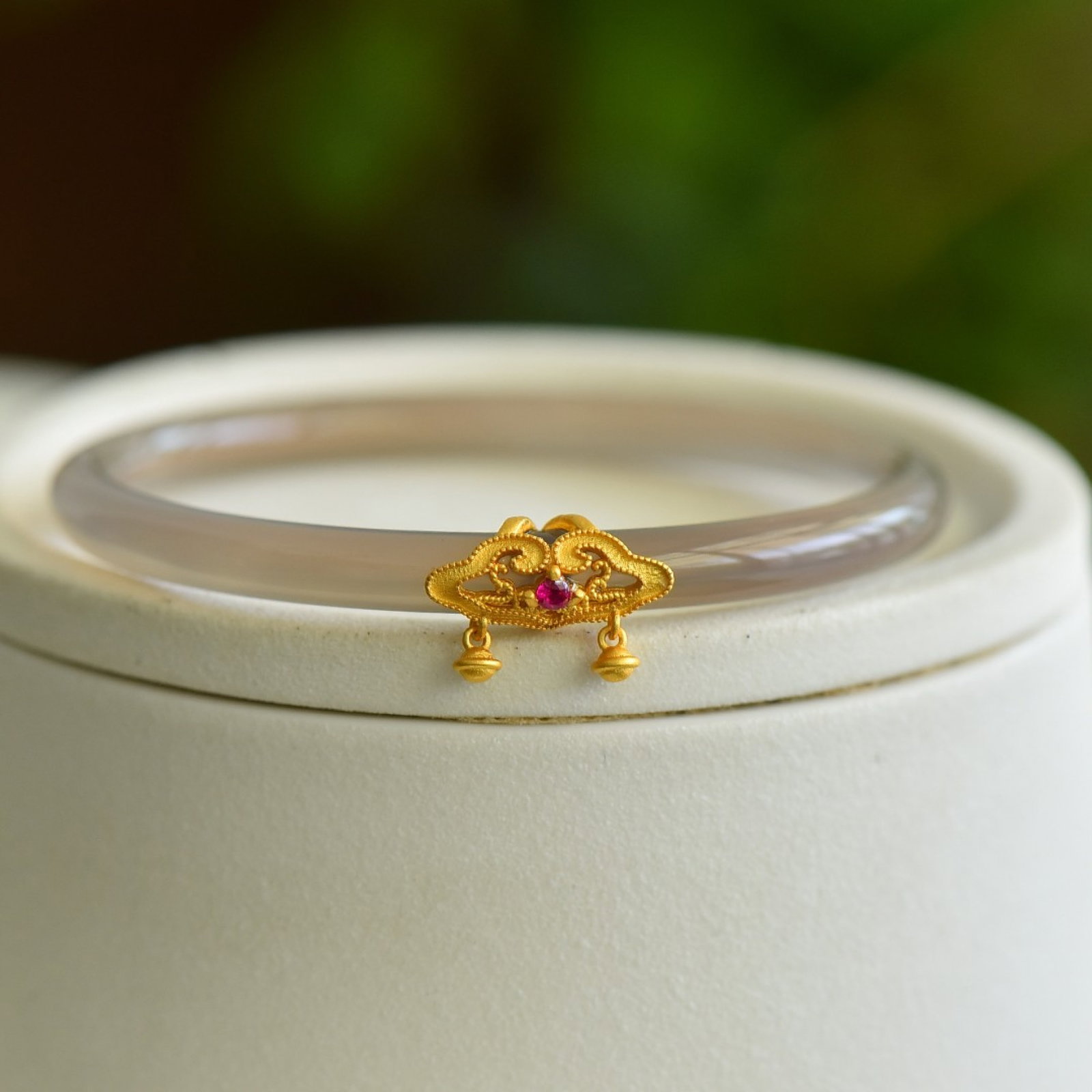 An Exquisite Sterling Silver-Gold Plated Inlaid Agate Bracelets: An Exquisite Sterling Silver-Gold Plated Inlaid Agate Bracelets 纯银镀金镶玛瑙手镯