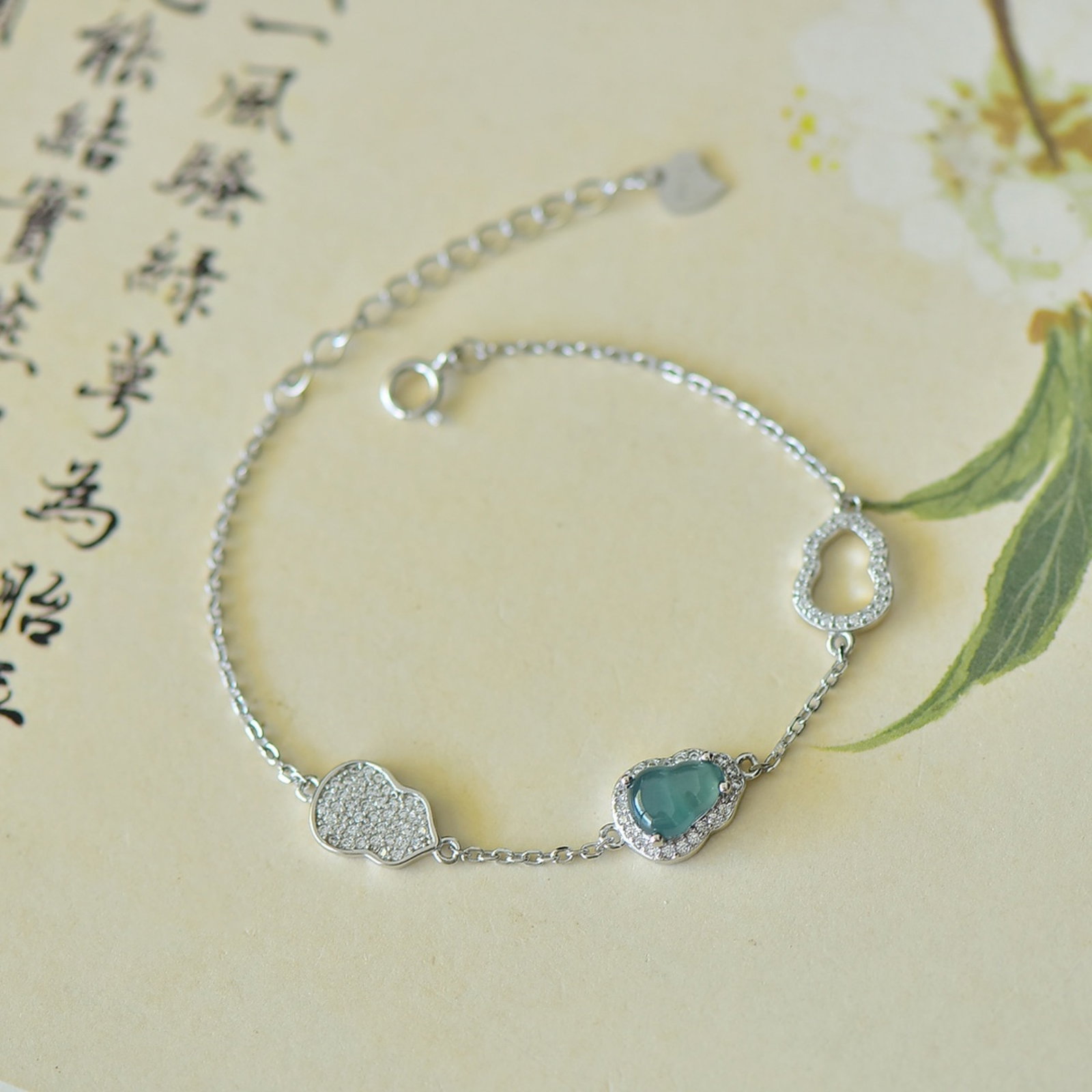 An Exquisite Sterling Silver Inlaid Jadeite Gourd Bracelets,Inlaid Diamond: An Exquisite Sterling Silver Inlaid Jadeite Gourd Bracelets,Inlaid Diamond,Size:6mmx8mm 纯银镶翡翠葫芦手链,嵌钻石