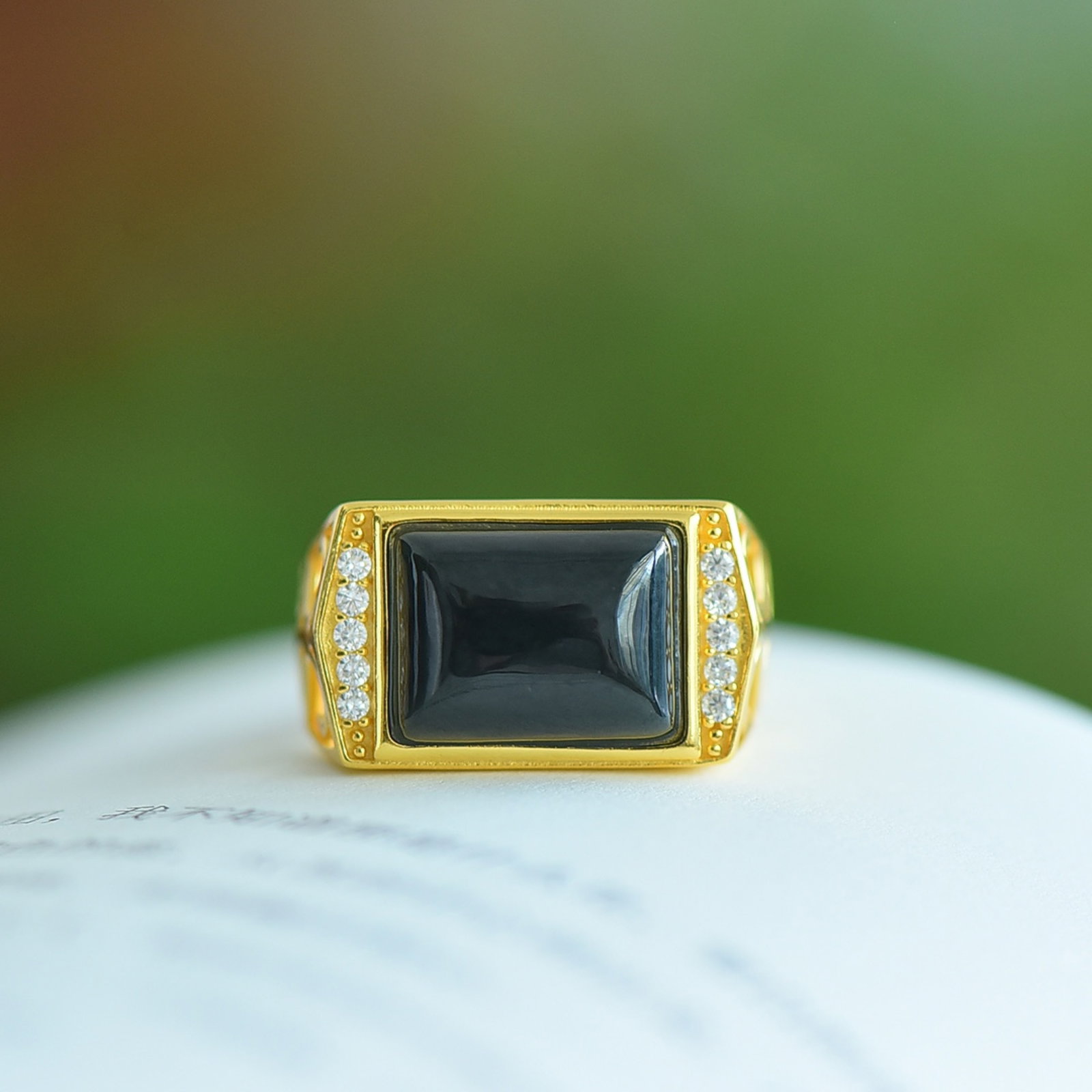 An Exquisite Sterling Silver-Gold Plated Inlaid Black Jade Ring,Inlaid Diamond: An Exquisite Sterling Silver-Gold Plated Inlaid Black Jade Ring,Inlaid Diamond 纯银镀金镶黑玉戒指,嵌钻石