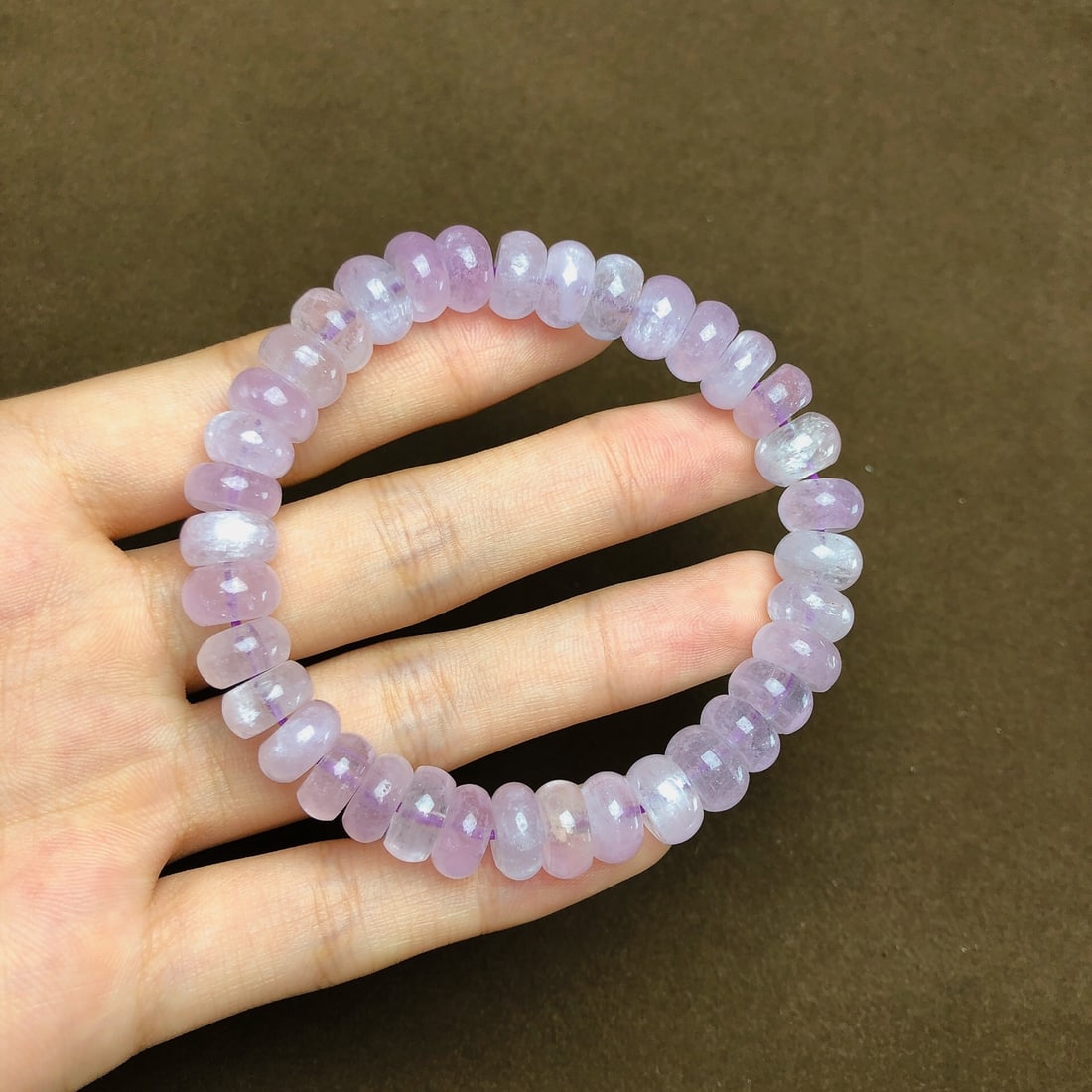 An Exquisite Kunzite Bracelets: An Exquisite Kunzite Bracelets,Size:9.3mmx5.4mm, Weight:36.6g 紫锂辉手串