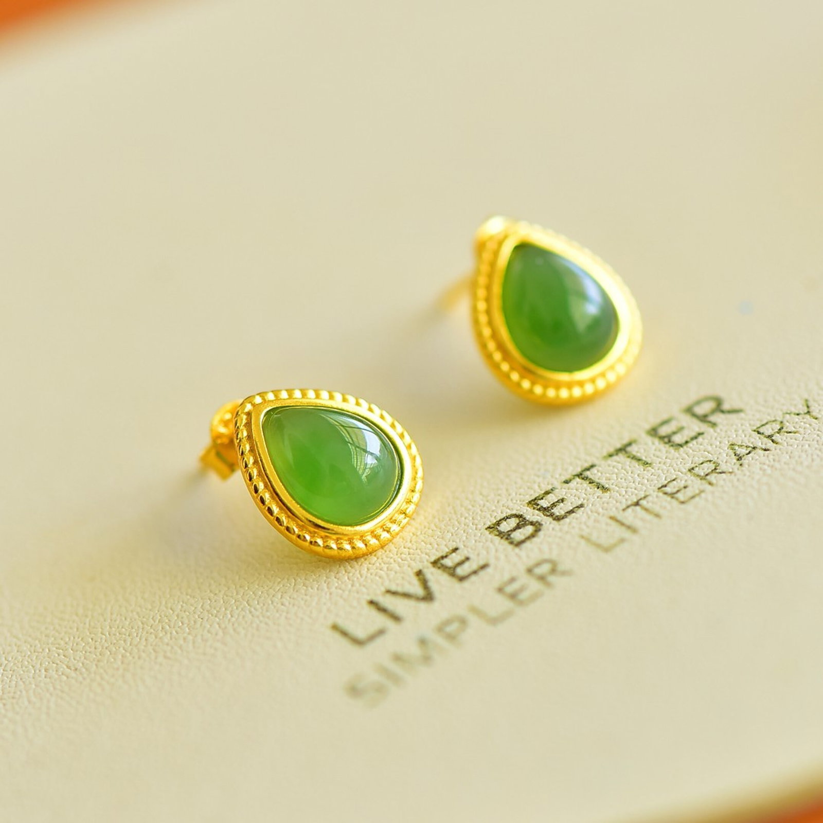 A Pair of Exquisite Sterling Silver-Gold Plated Inlaid Jasper Earrings: A Pair of Exquisite Sterling Silver-Gold Plated Inlaid Jasper Earring,Size:7mmx9mm 一对纯银镀金镶碧玉耳钉
