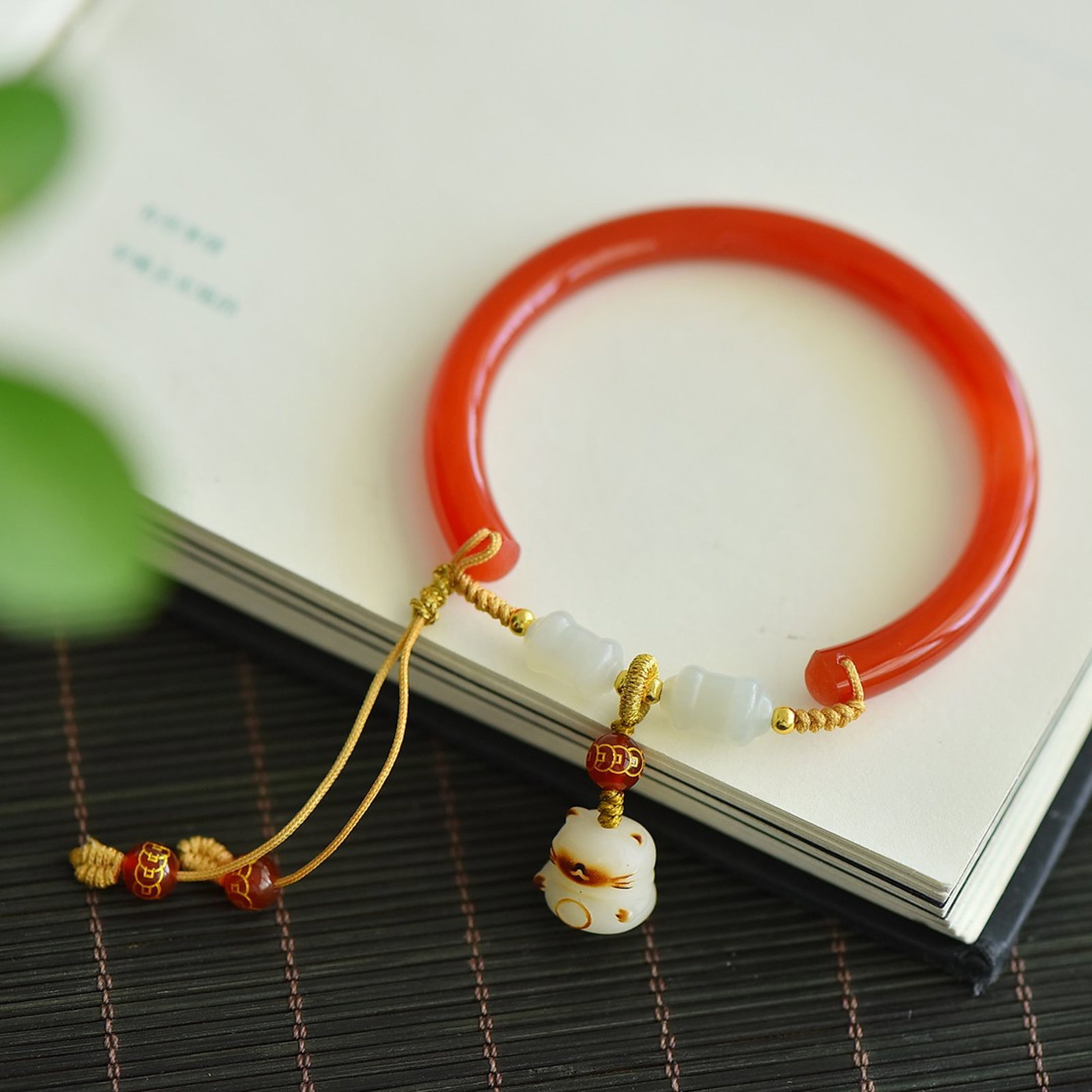 An Exquisite Agate Bracelets,With White Jade: An Exquisite Agate Bracelets,With White Jade 玛瑙手镯,配白玉