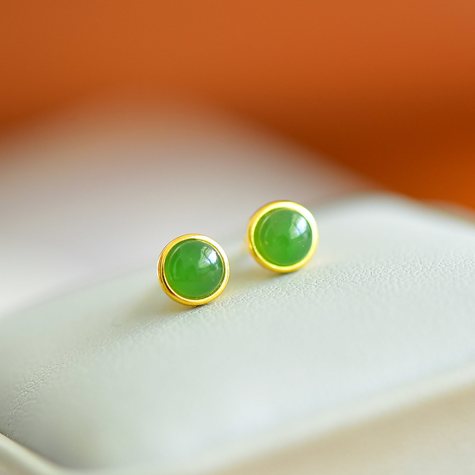 A Pair of Exquisite Sterling Silver-Gold Plated Inlaid Jasper Earrings: A Pair of Exquisite Sterling Silver-Gold Plated Inlaid Jasper Earrings,Size:5mmx5mm 一对纯银镀金镶碧玉耳钉