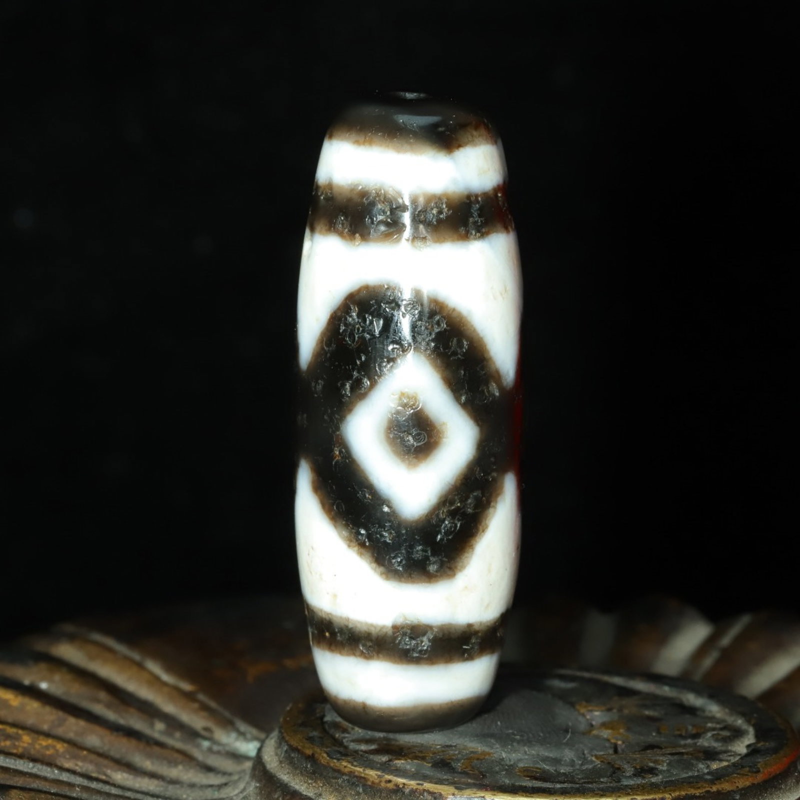 An Exquisite Three Eyes Dzi Bead Pendant: An Exquisite Three Eyes Dzi Bead Pendant，Size：38mmx14mm，Weight：12g 三眼天珠挂件