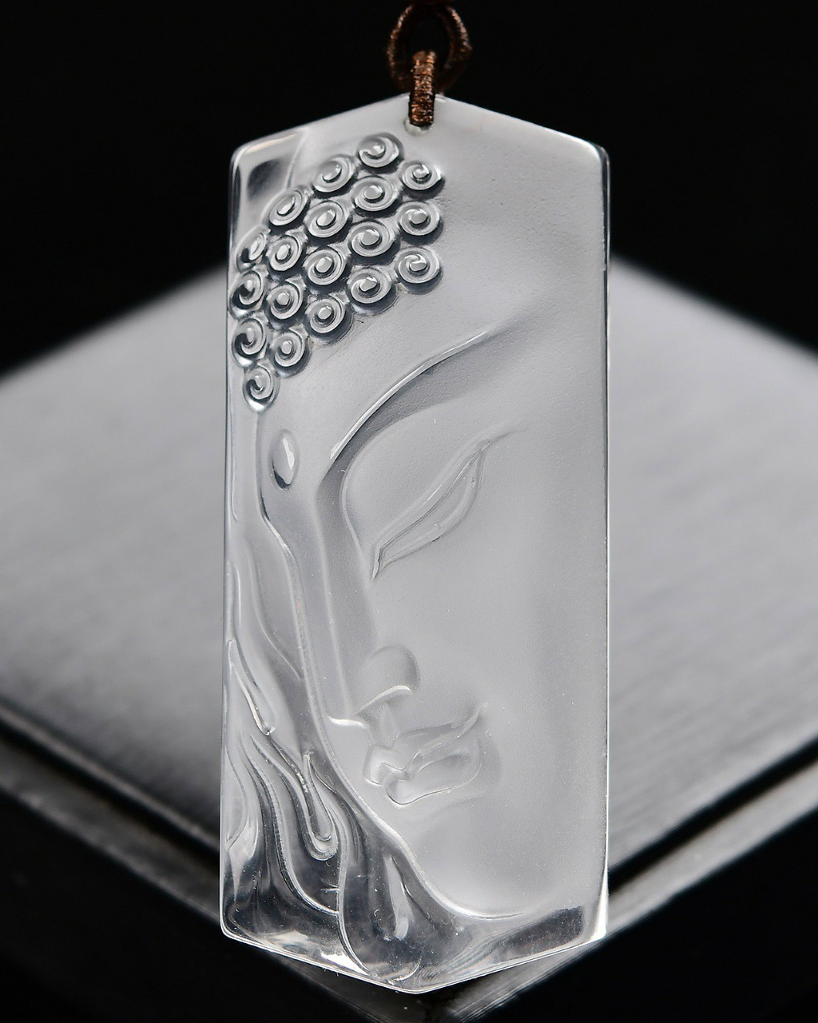 An Exquisite Crystal Statue of Mah?vairocana Pattern Pendant: An Exquisite Crystal Statue of Mahāvairocana Pattern Pendant,Size:61mmx26mmx10mm,Weight:34.3g 水晶大日如来像纹吊坠