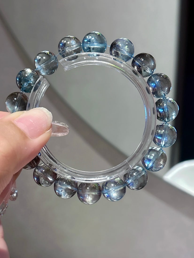 An Exquisite Aquamarine Bracelets: An Exquisite Aquamarine Bracelets,Size:10.7mm,Weight:31g 海蓝宝手串