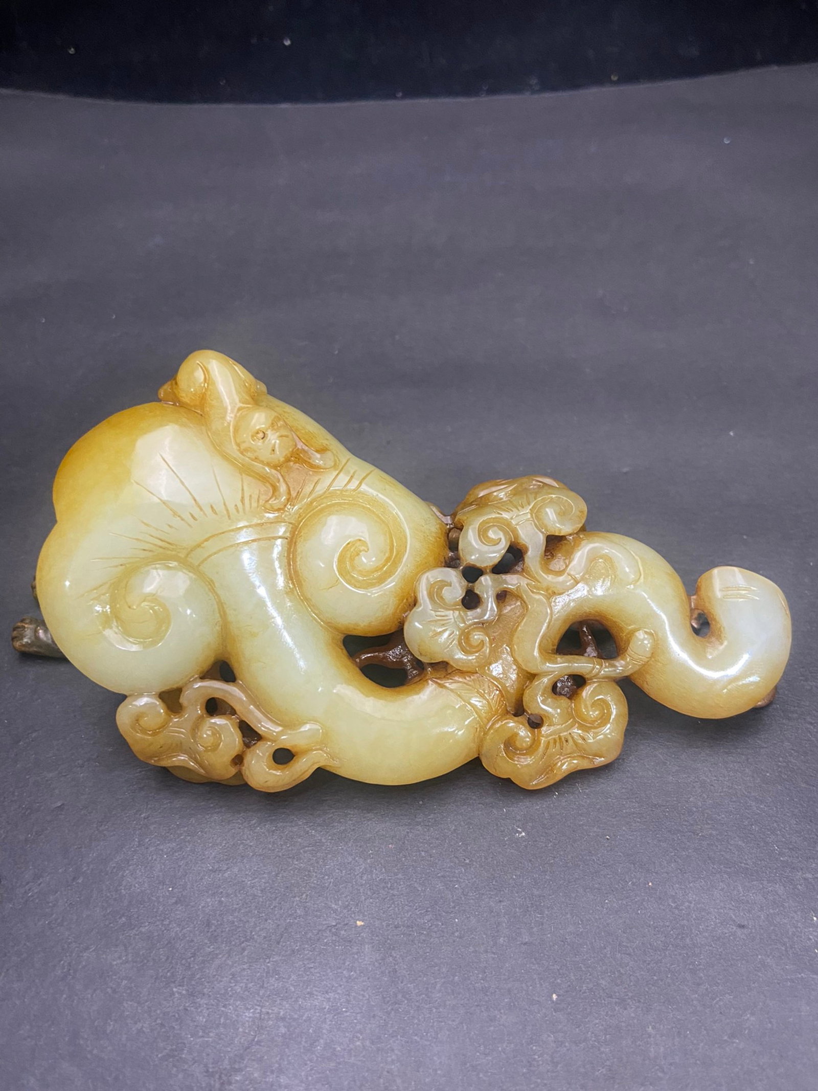 An Exquisite White Jade Ganoderma lucidum Hand Piece: An Exquisite White Jade Ganoderma lucidum Hand Piece,Qing Dynasty,China,Size:136.7mmx80mmx34.3mm,Weight:242g 白玉灵芝手把件,中国清代