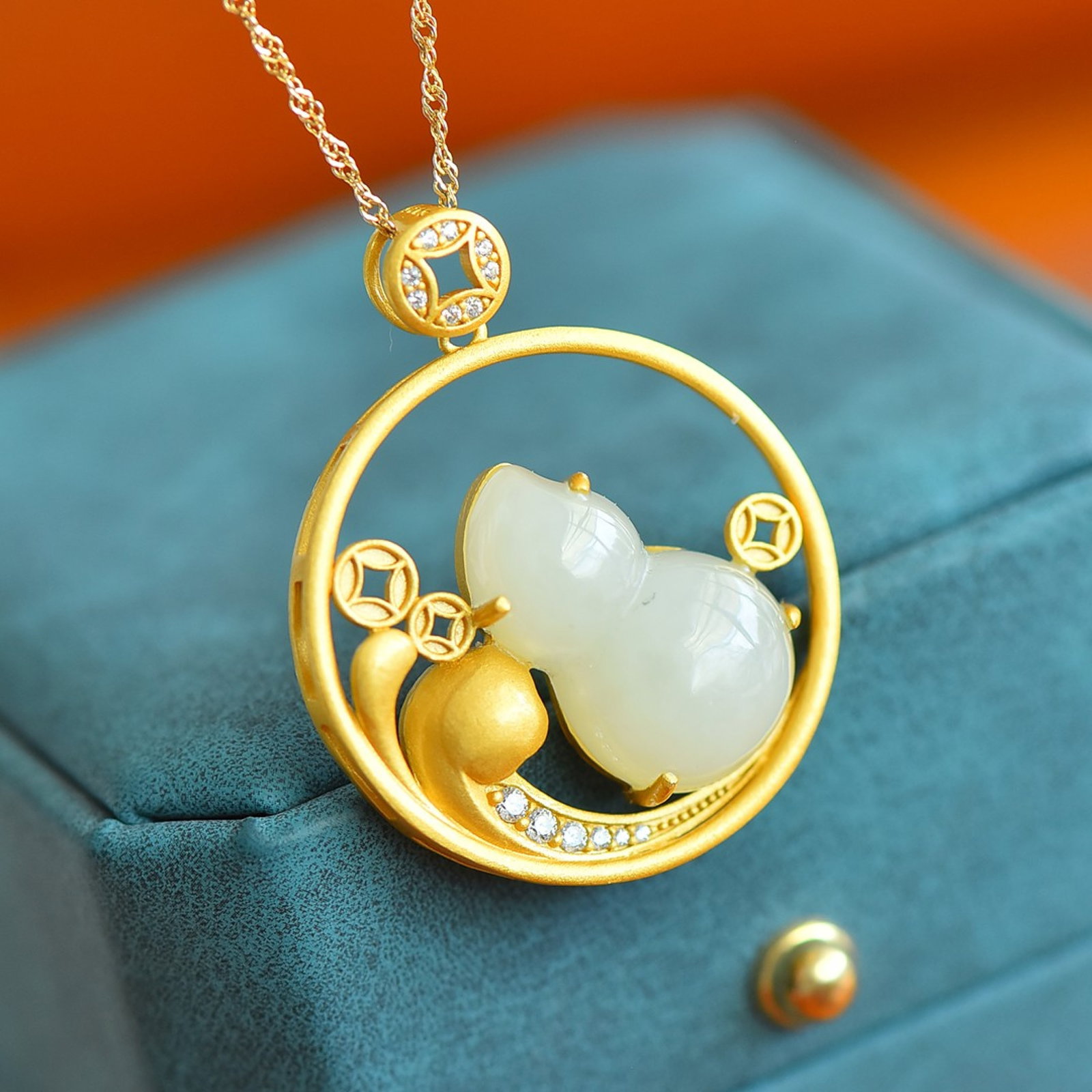 An Exquisite Sterling Silver-Gold Plated Inlaid White Jade Gourd Pendant,Inlaid Gems: An Exquisite Sterling Silver-Gold Plated Inlaid White Jade Gourd Pendant,Inlaid Gems,Size:14mmx22mm 一个精美的纯银镀金镶白玉!