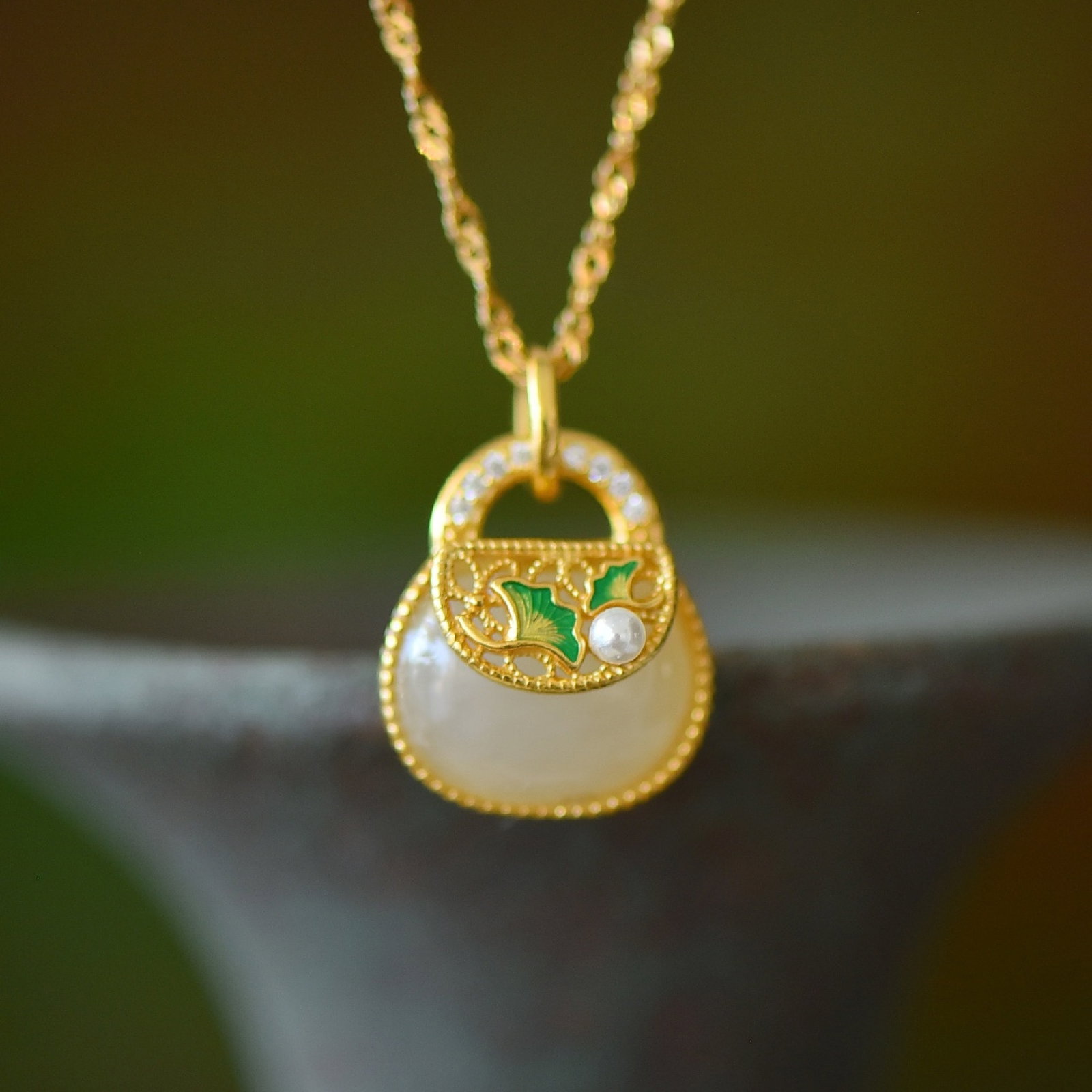 An Exquisite Sterling Silver-Gold Plated Inlaid White Jade Enamel Pendant,Inlaid Gems: An Exquisite Sterling Silver-Gold Plated Inlaid White Jade Enamel Pendant,Inlaid Gems Size:10mmx12mm