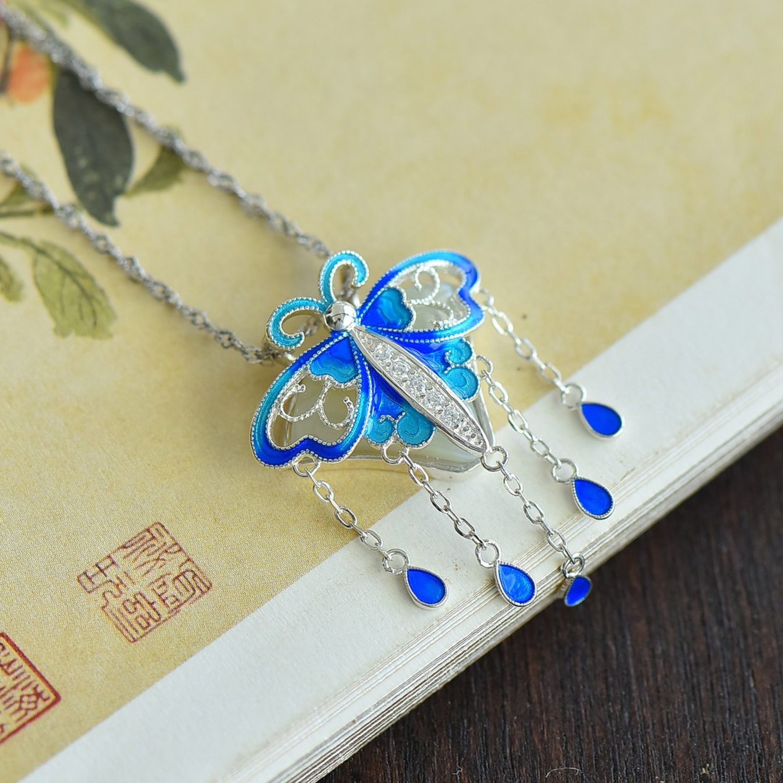 An Exquisite Sterling Silver Inlaid White Jade Pendant,Inlaid Diamond: An Exquisite Sterling Silver Inlaid White Jade Pendant,Inlaid Diamond 纯银镶白玉吊坠，嵌钻石