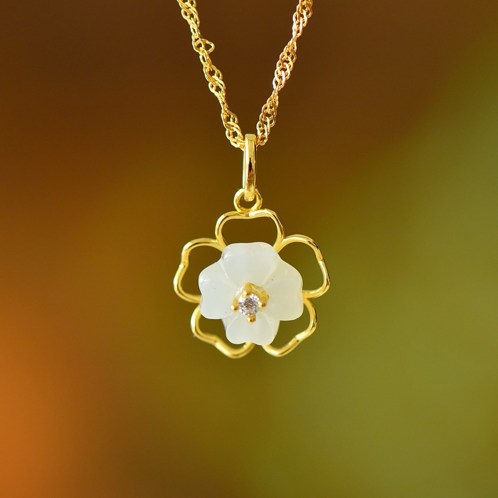An Exquisite Sterling Silver-Gold Plated Inlaid White Jade Pendant: An Exquisite Sterling Silver-Gold Plated Inlaid White Jade Pendant,Size:7mmx7mm 纯银镀金镶白玉吊坠