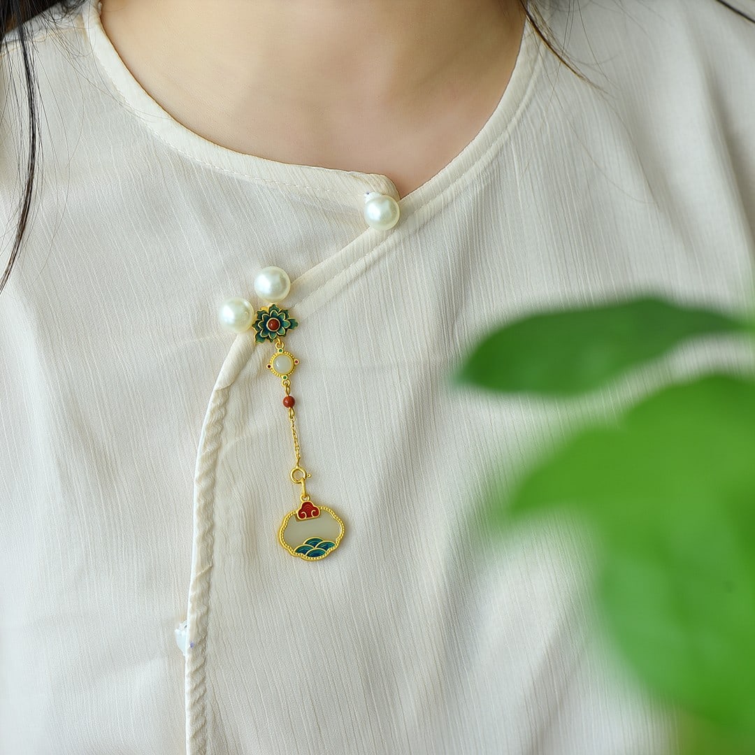 An Exquisite Sterling Silver-Gold Plated Inlaid White Jade Enamel Pendant: An Exquisite Sterling Silver-Gold Plated Inlaid White Jade Enamel Pendant,Size:15mmx20mm 纯银镀金镶白玉珐琅吊坠