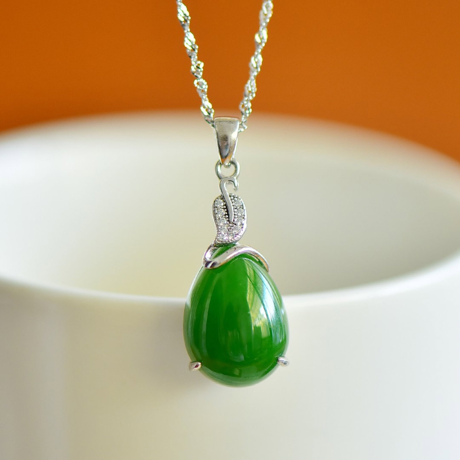 An Exquisite Sterling Silver Inlaid Jasper Pendant,Inlaid Diamonds: An Exquisite Sterling Silver Inlaid Jasper Pendant,Inlaid Diamonds,Size:13mmx18mm 纯银镶碧玉吊坠,嵌钻石