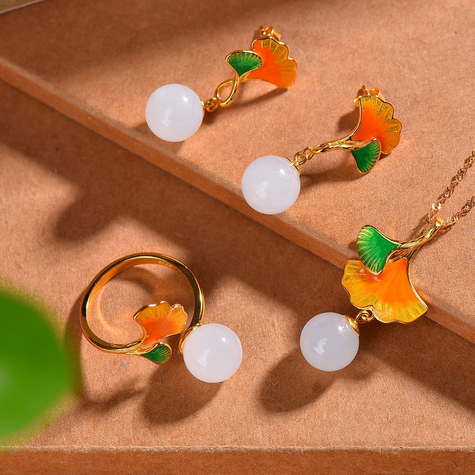 A Set of Fine Sterling Silver-Gold Plated Inlaid White Jade Enamel Jewelrys: A Set of Fine Sterling Silver-Gold Plated Inlaid White Jade Enamel Jewelrys,Size:10mmx10mm,10mmx10mm,10mmx10mm 一套纯银镀金镶白玉珐琅&