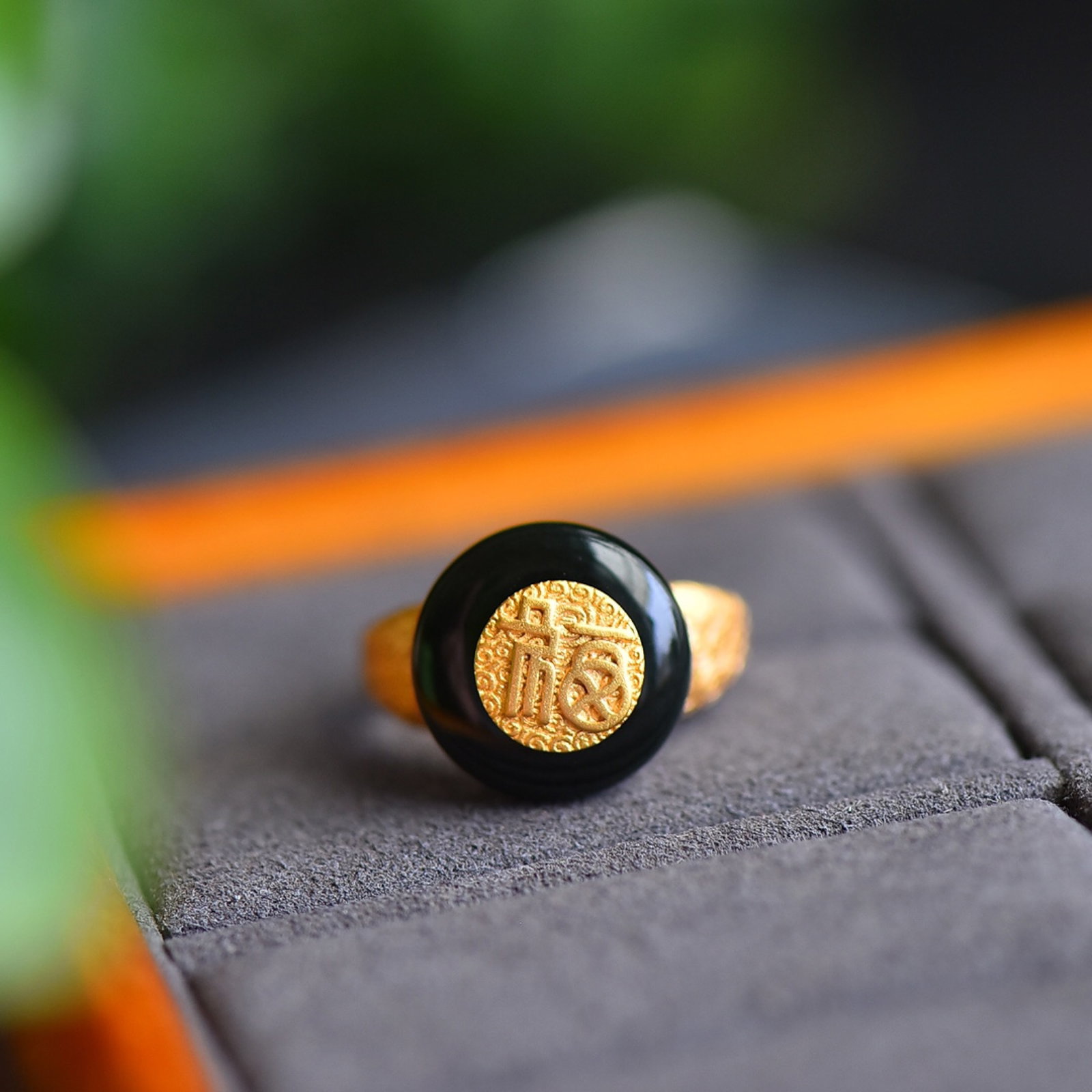 An Exquisite Sterling Silver-Gold Plated Inlaid Black Jade Ring: An Exquisite Sterling Silver-Gold Plated Inlaid Black Jade Ring 纯银镀金镶黑玉戒指