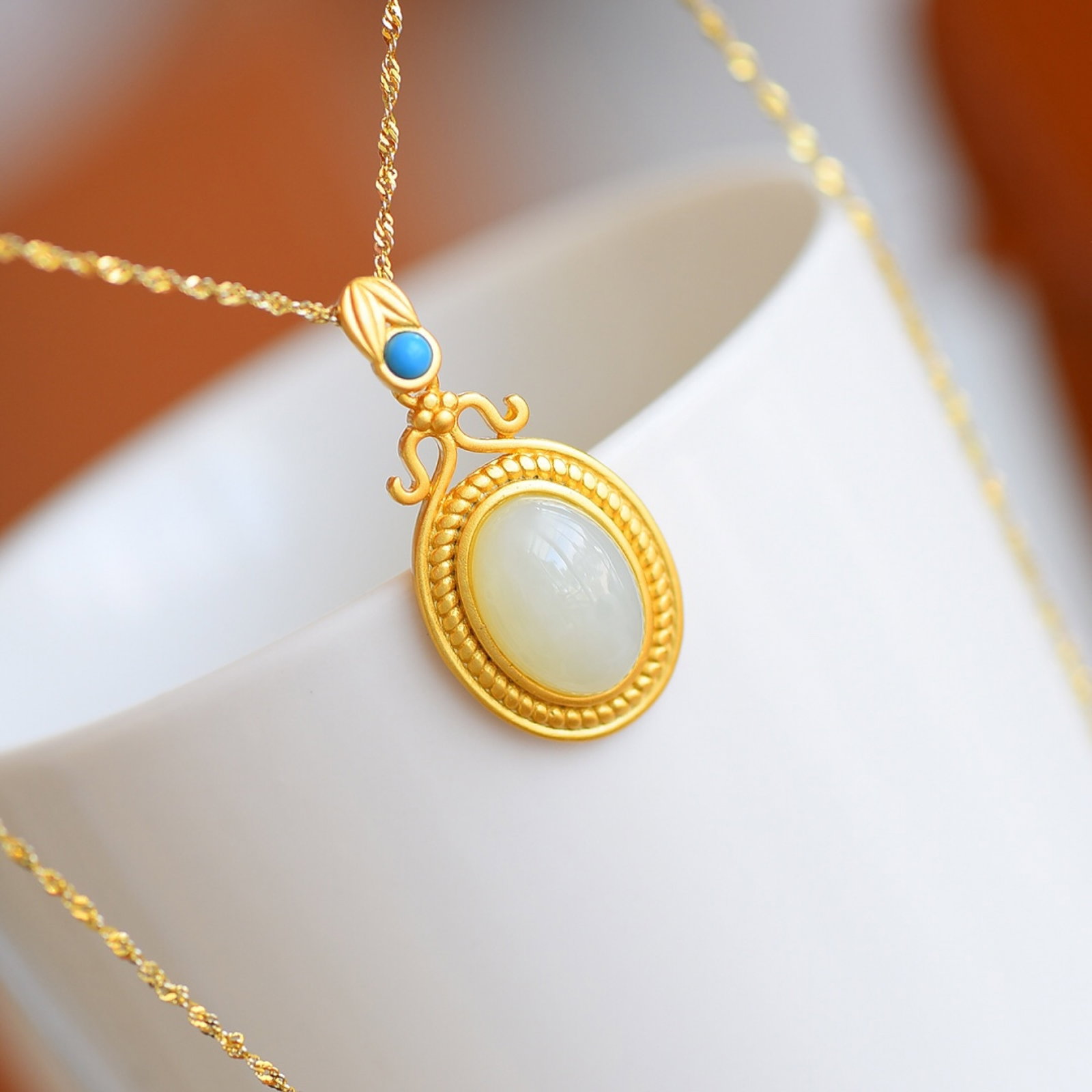 An Exquisite Sterling Silver-Gold Plated Inlaid White Jade Pendant: An Exquisite Sterling Silver-Gold Plated Inlaid White Jade Pendant,Size:10mmx14mm 一个精美的纯银镀金镶白玉吊坠