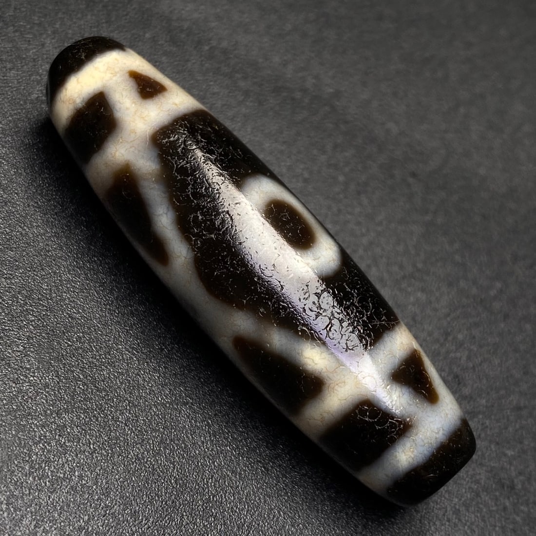 An Exquisite Two Eyes Dzi Bead Pendant: An Exquisite Two Eyes Dzi Bead Pendant,Size:44mmx13mm,Weight:10g 两眼天珠挂件