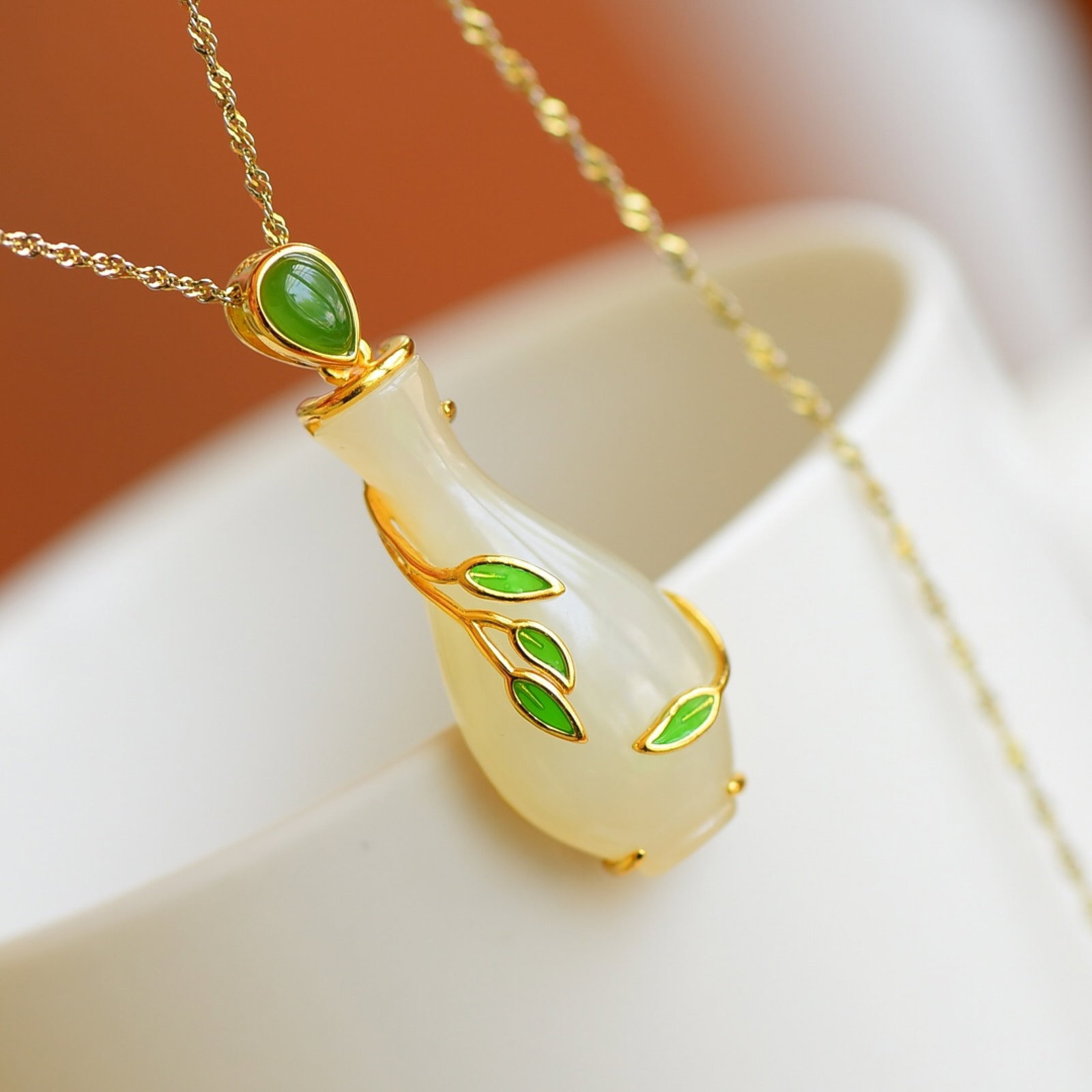 An Exquisite Sterling Silver-Gold Plated Inlaid White Jade Pendant,Inlaid Jasper: An Exquisite Sterling Silver-Gold Plated Inlaid White Jade Pendant,Inlaid Jasper,Size:14mmx32mmmm 纯银镀金镶白玉吊坠,嵌碧玉