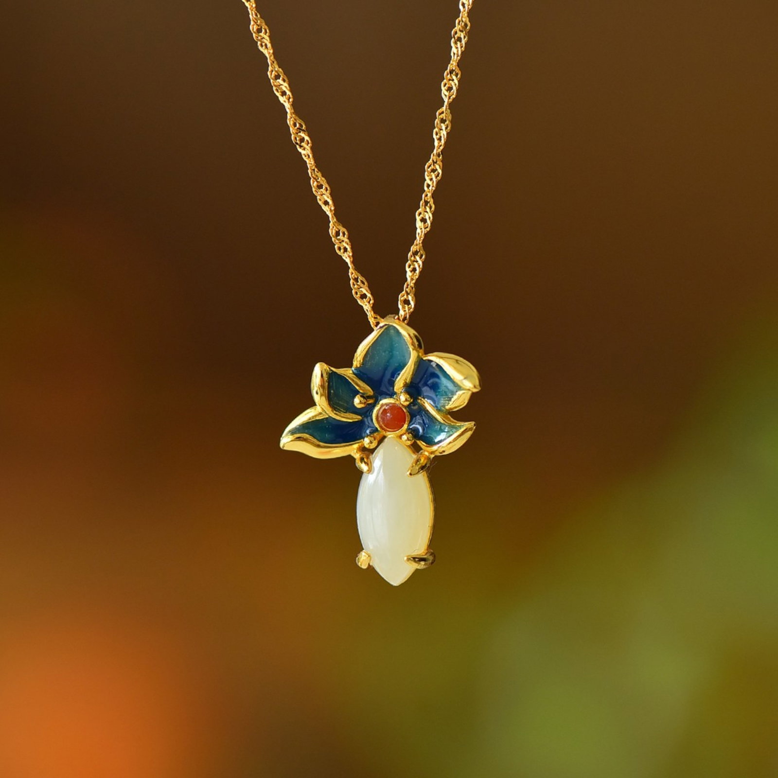 An Exquisite Sterling Silver-Gold Plated Inlaid White Jade Pendant: An Exquisite Sterling Silver-Gold Plated Inlaid White Jade Pendant,Size:6mmx12mm 纯银镀金镶白玉吊坠